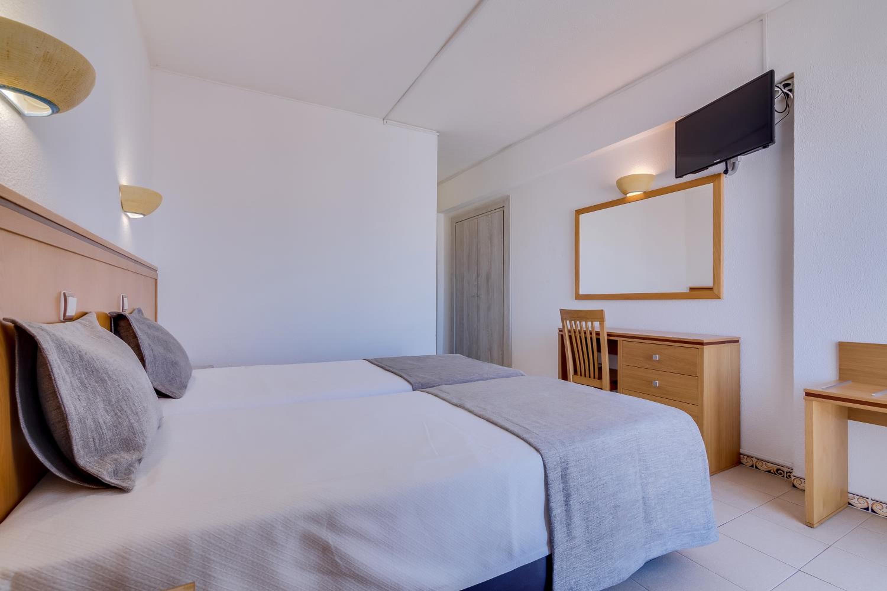 Twin Room - Photo 6
