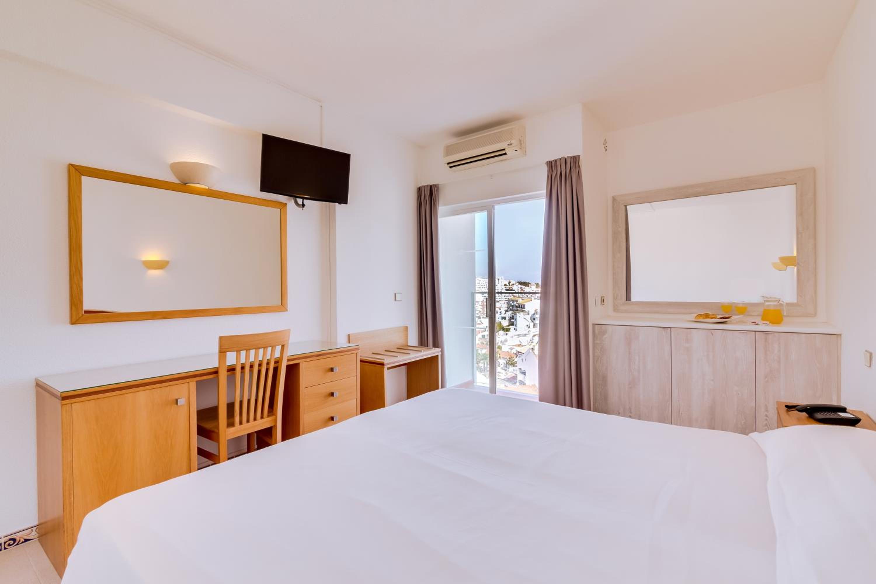 Twin Room - Photo 15