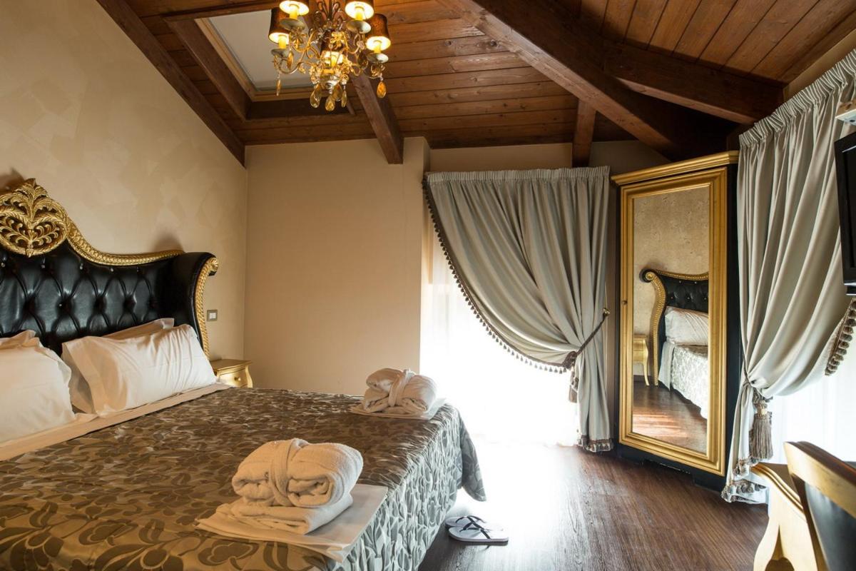Suite with Spa Bath - Photo 1