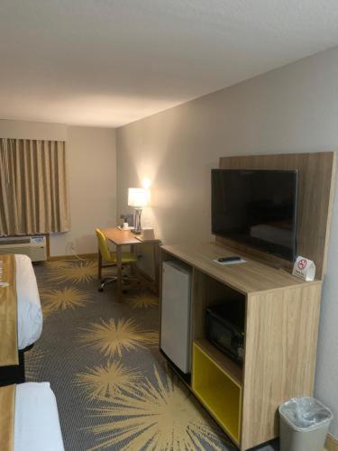 Queen Room with Two Queen Beds - Mobility Accessible/Non-Smoking - Photo 6