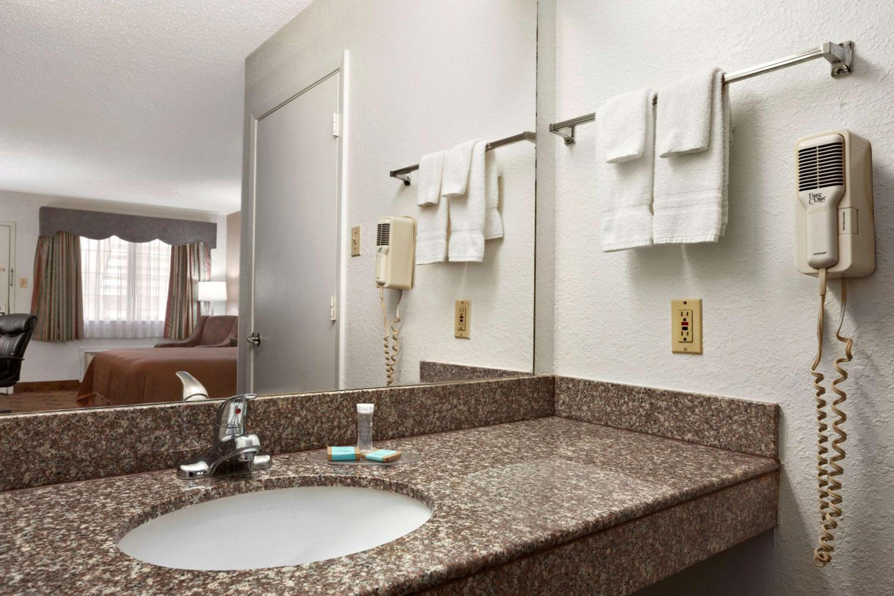 King Room - Disability Access Bathtub w/ Grab Bars/Non-Smoking - Photo 1