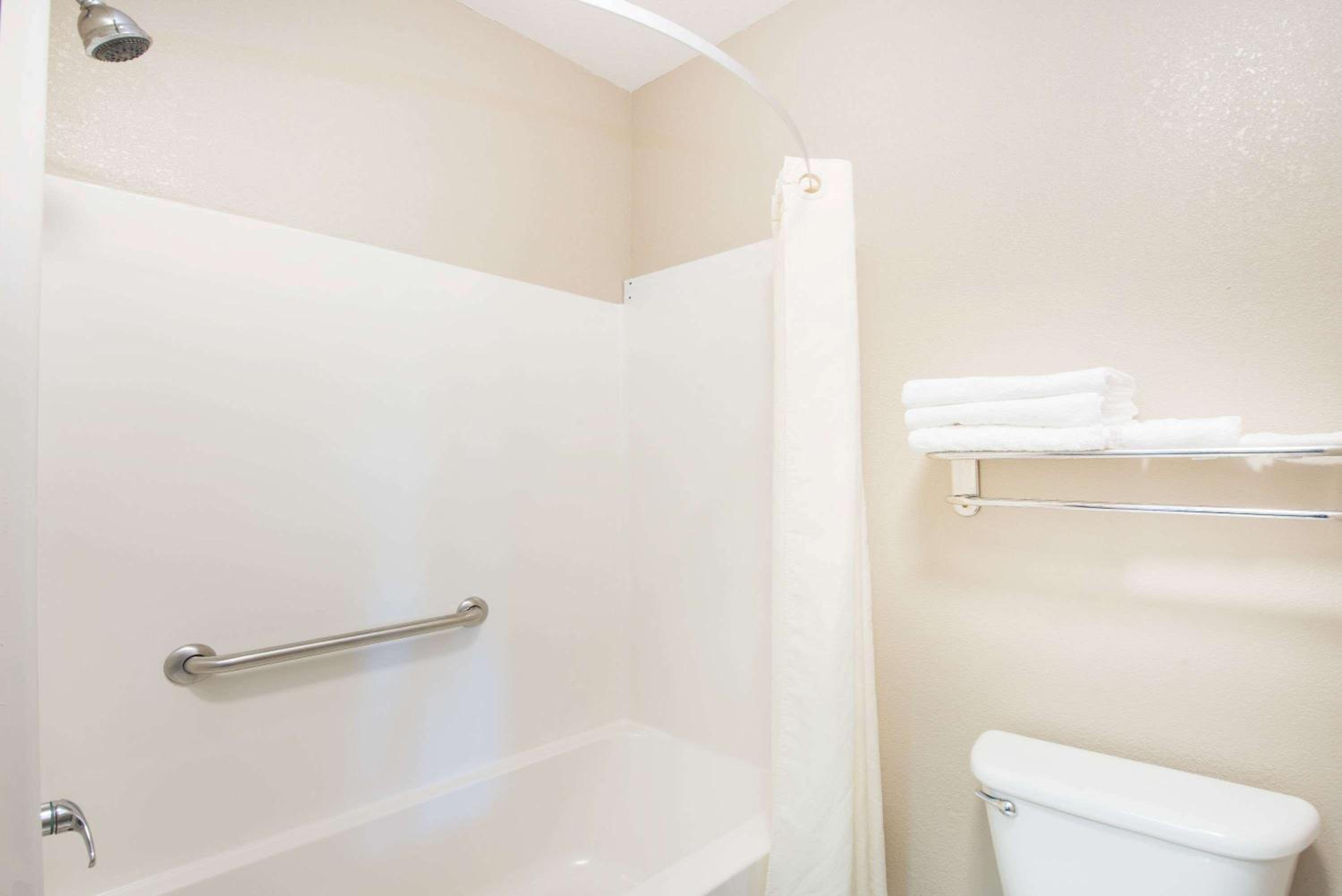 King Room - Non-Smoking - Photo 3