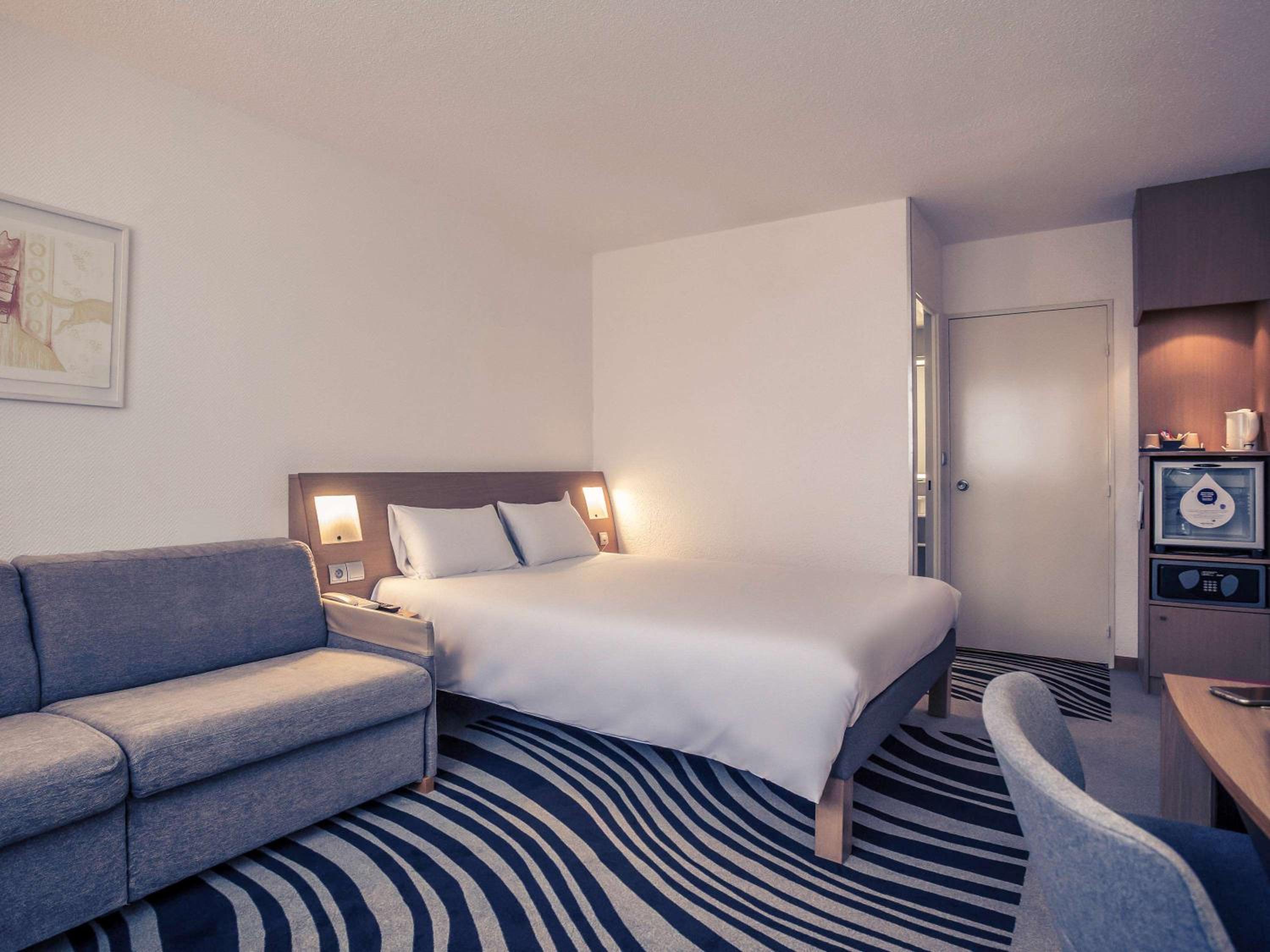 Executive Queen Room with Sofa - Photo 7