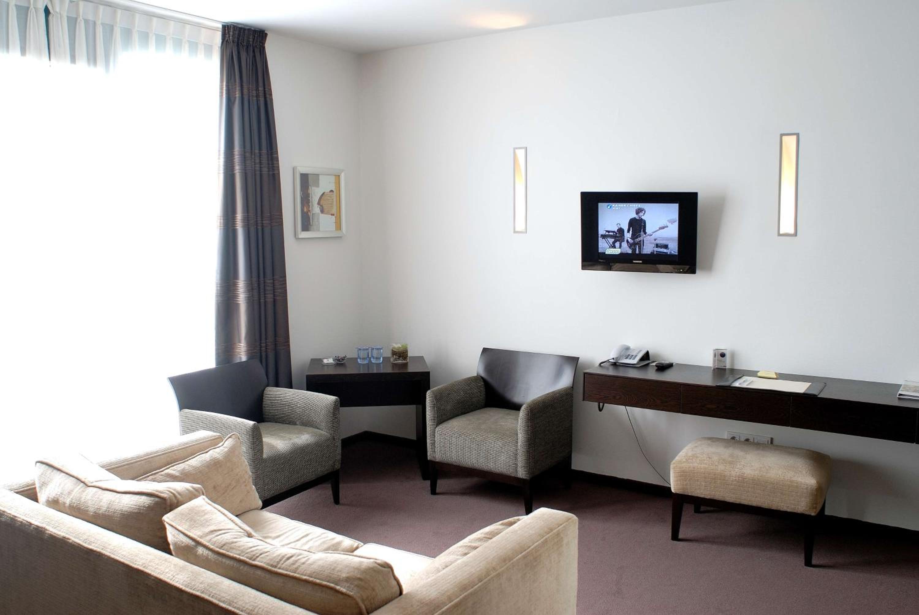 Junior Queen Suite - Photo 1