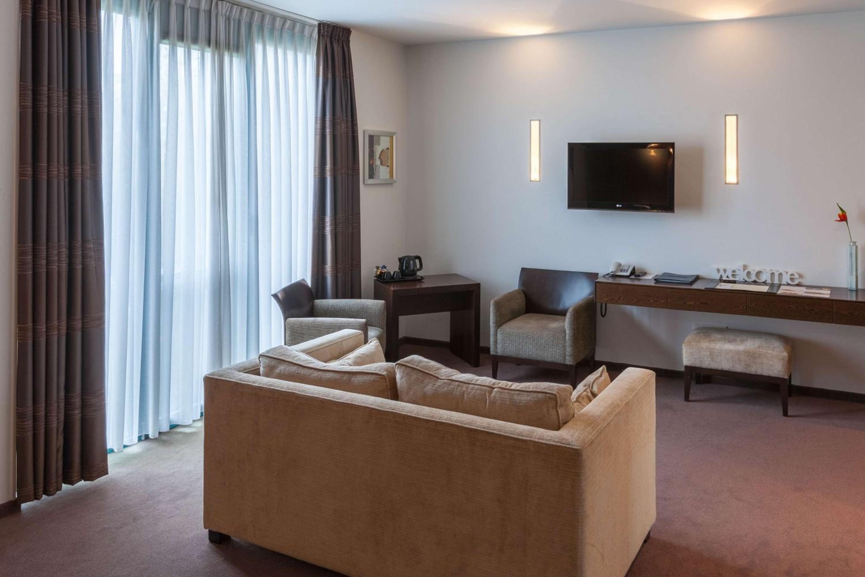 Junior Queen Suite - Photo 8