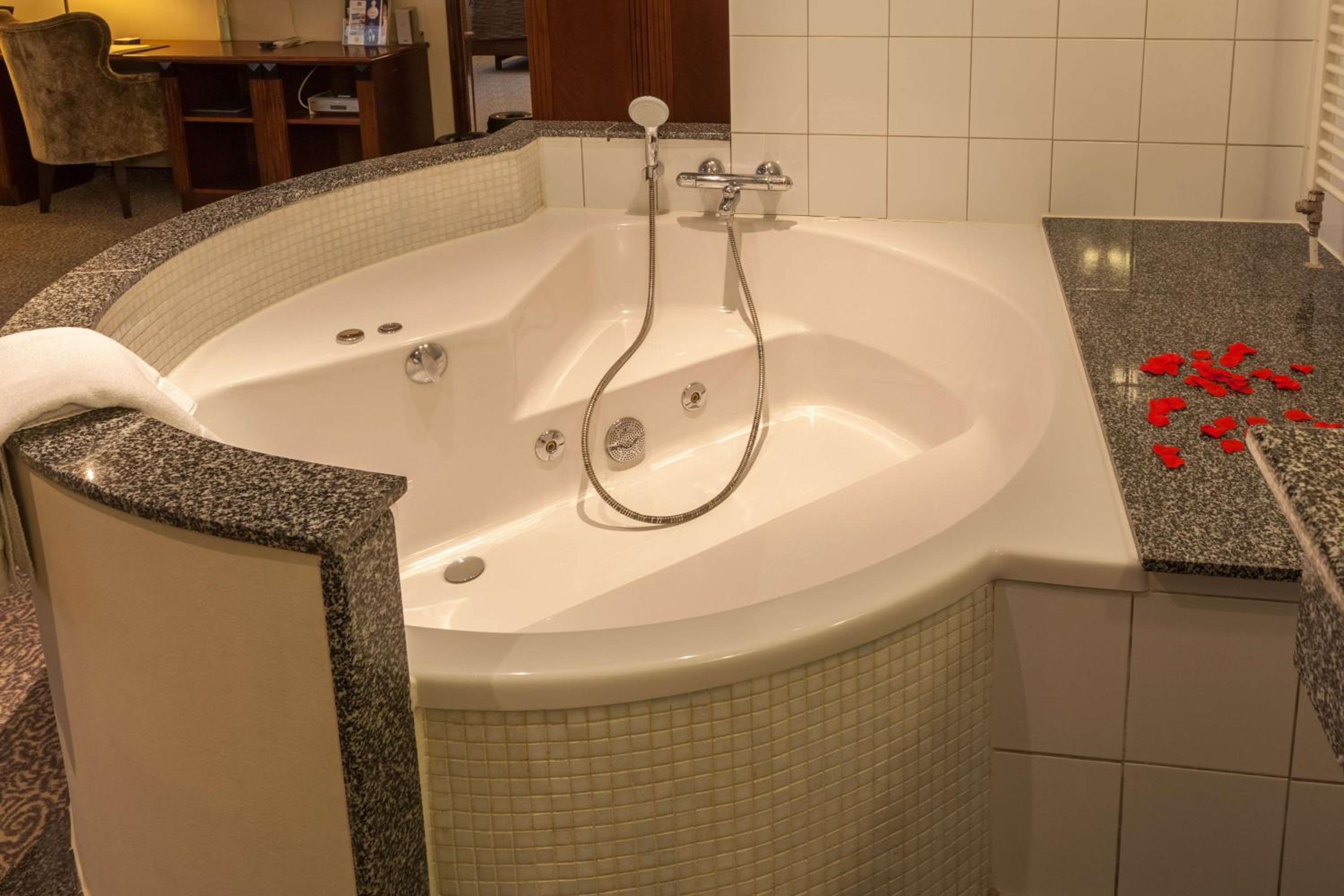 Honeymoon Suite - Photo 2