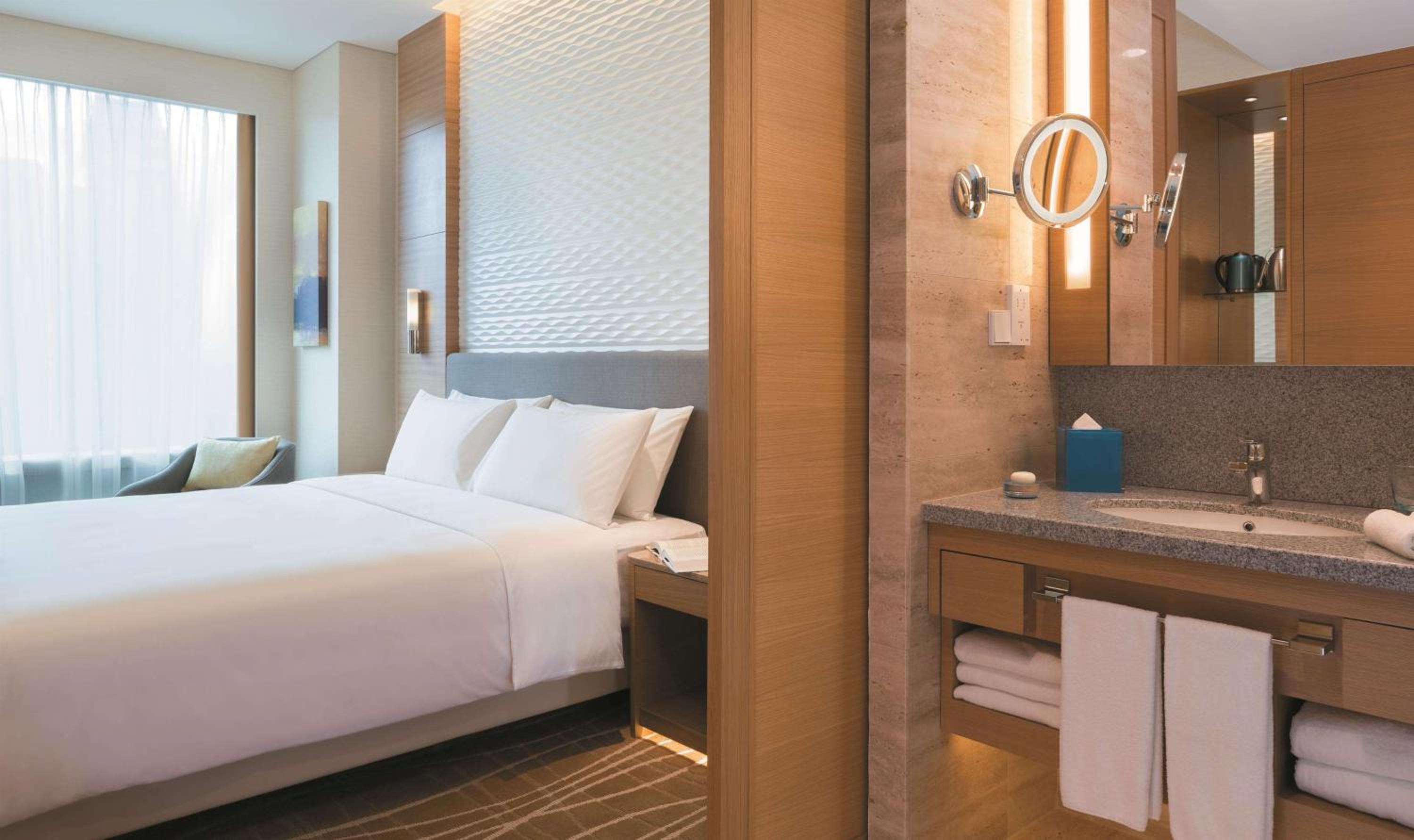Superior King Room with City View photo 3