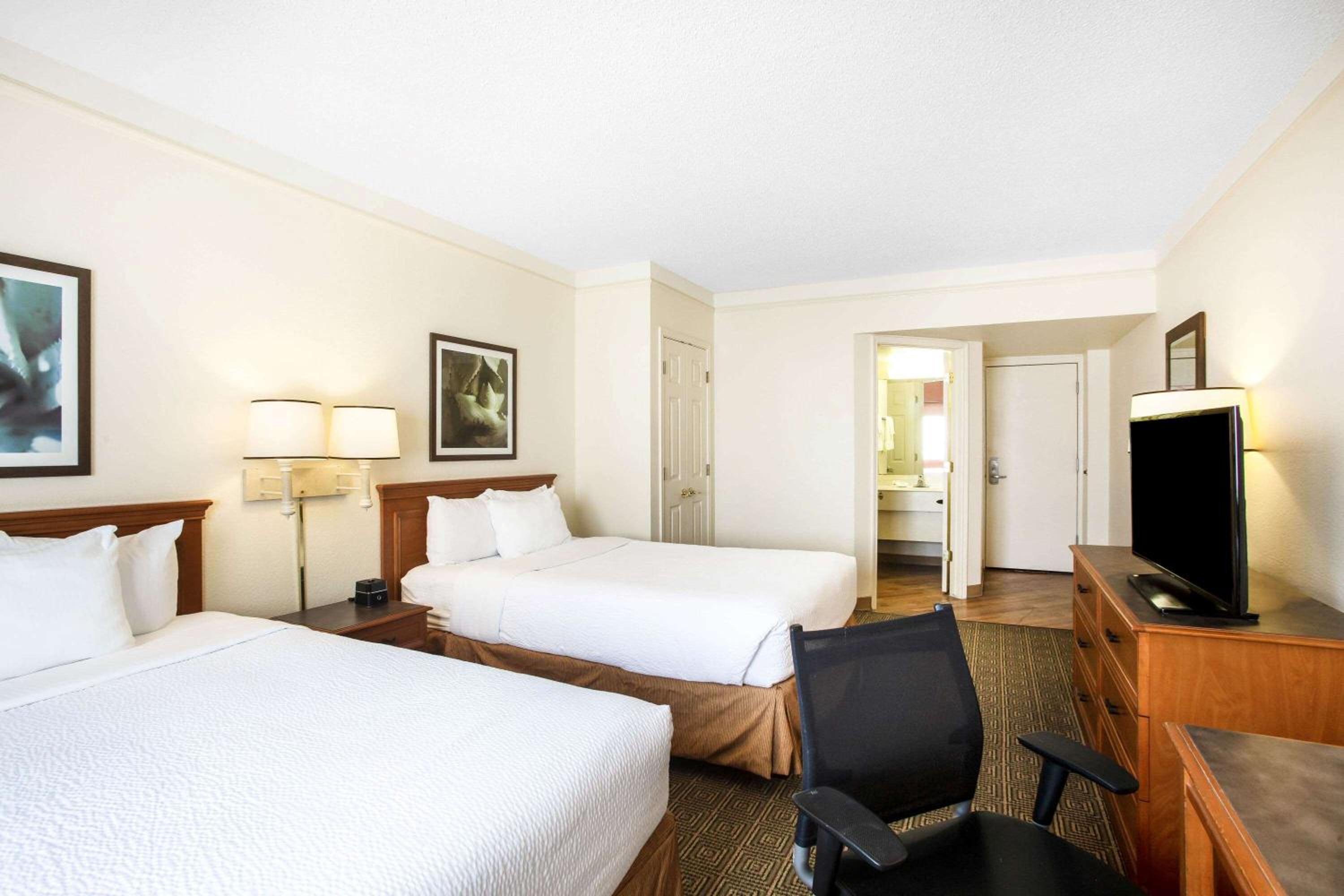 Two Double Beds - Photo 3