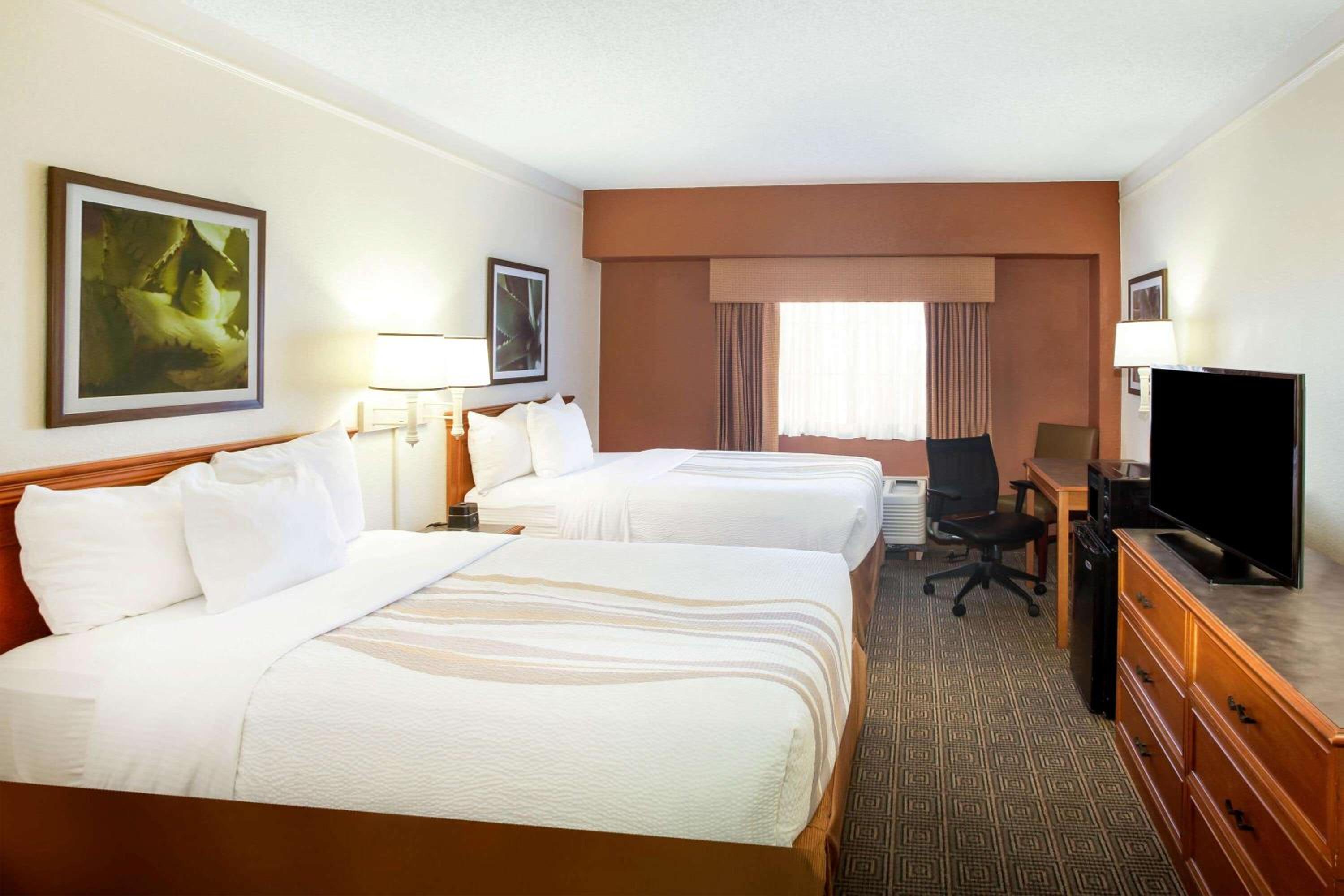 2 Full Beds, Mobility/Hearing Accessible Room, Roll-In Shower, Non-Smoking - Photo 3