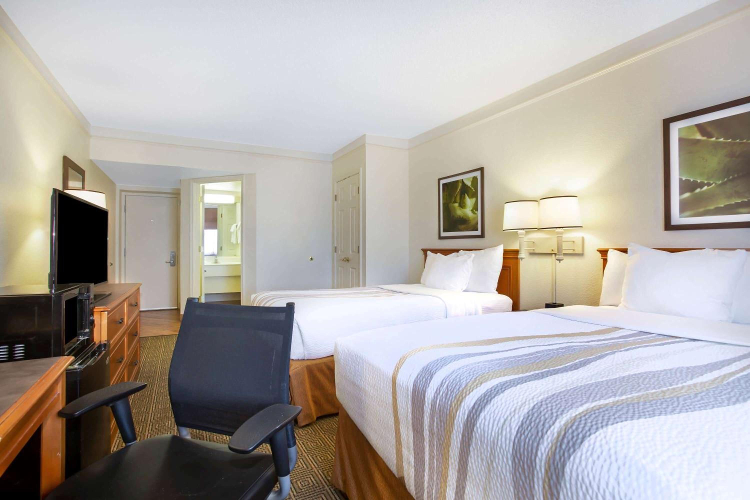 Deluxe Room with Two Double Beds - Photo 2