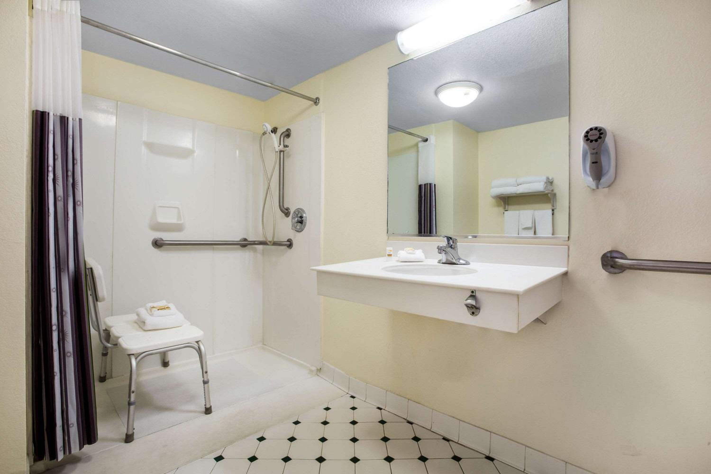King Room with Roll-In Shower - Mobility/Hearing Accessible - Non-Smoking - Photo 3