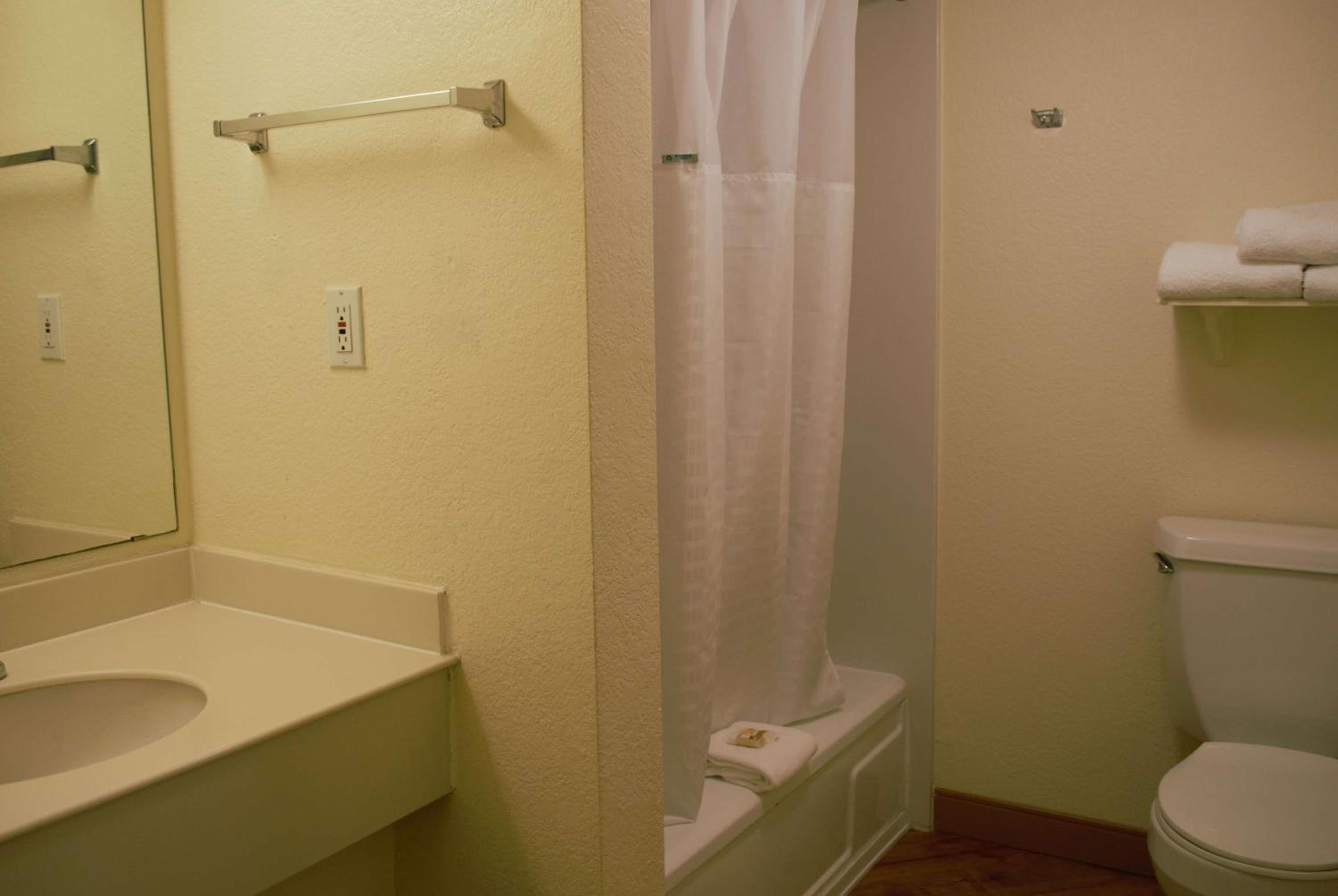 Two Double Beds - Photo 7