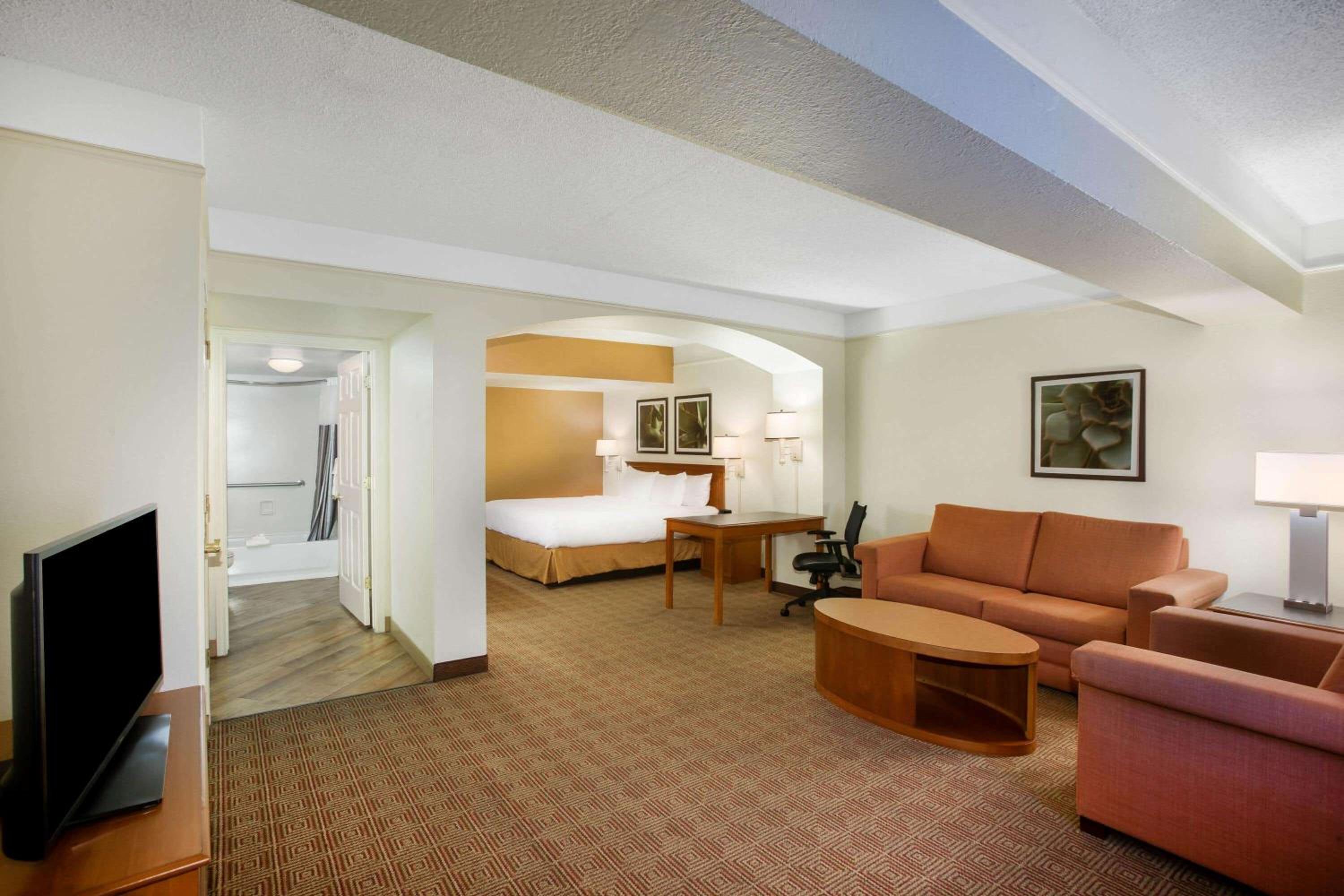 Deluxe King Room with Sofa Bed - Photo 6