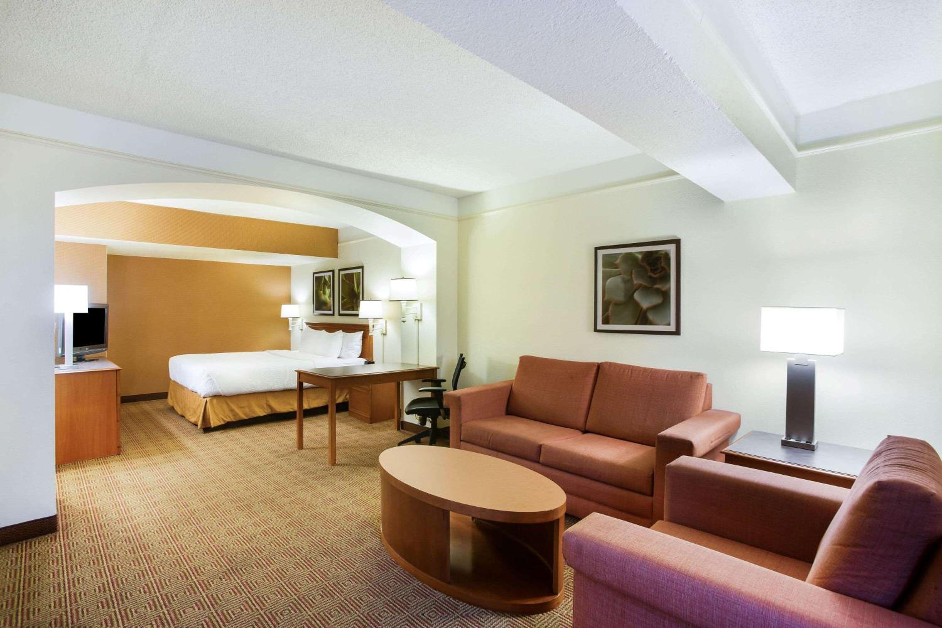 King Suite - Non-Smoking - Photo 3