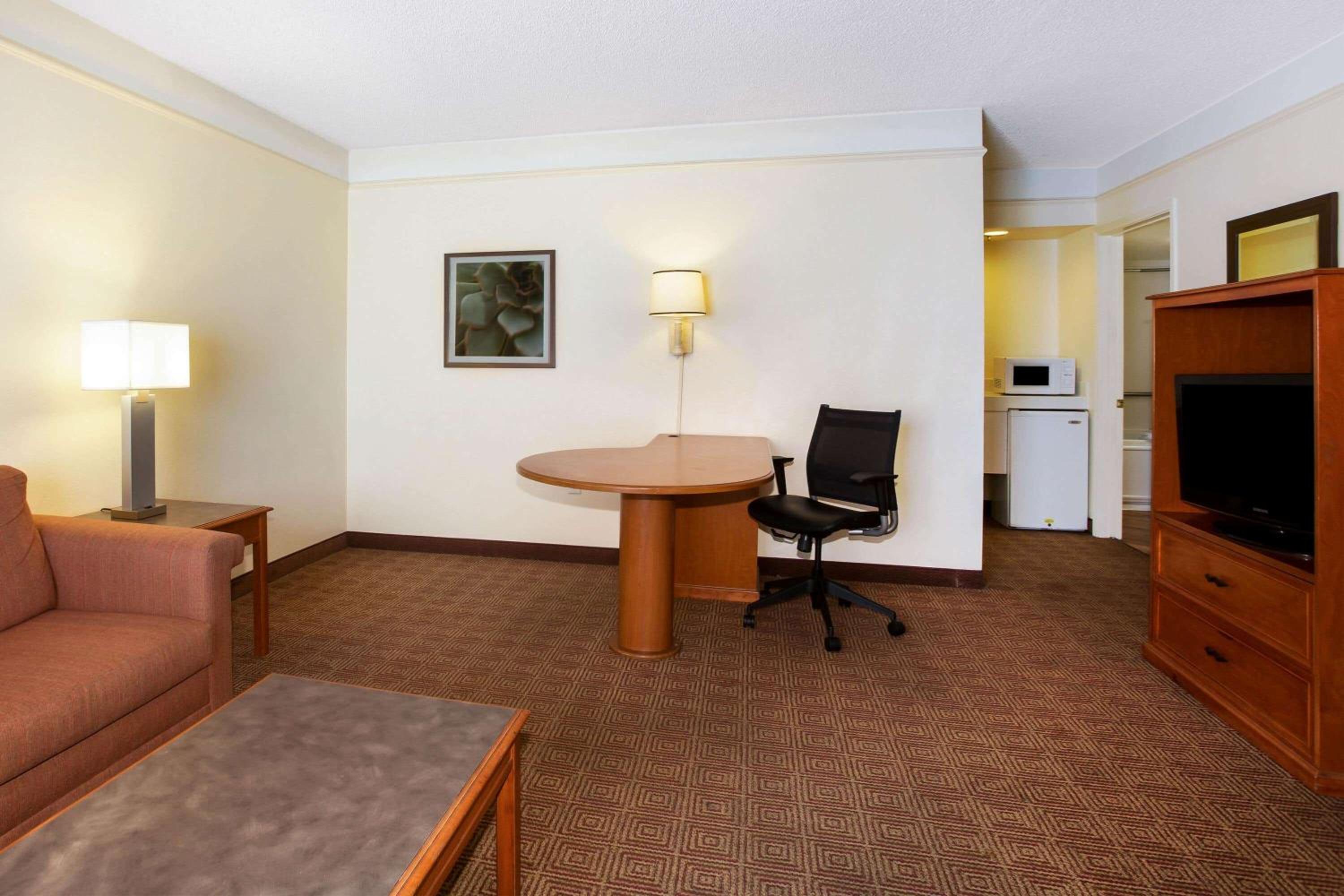King Suite - Non-Smoking - Photo 4