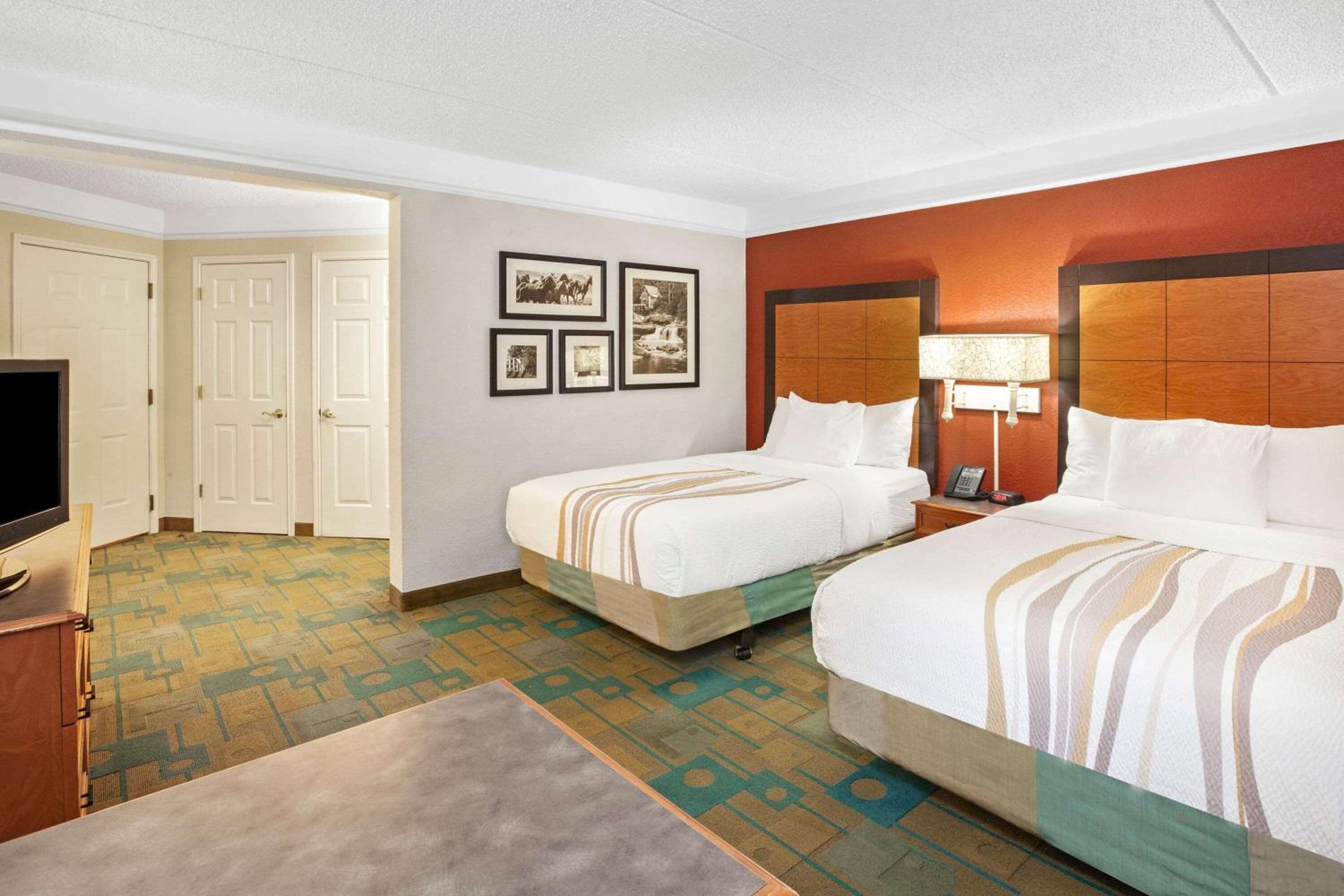 Double Room With Two Double Beds And Bath Tub - Mobility/Hearing Accessible - Non-Smoking