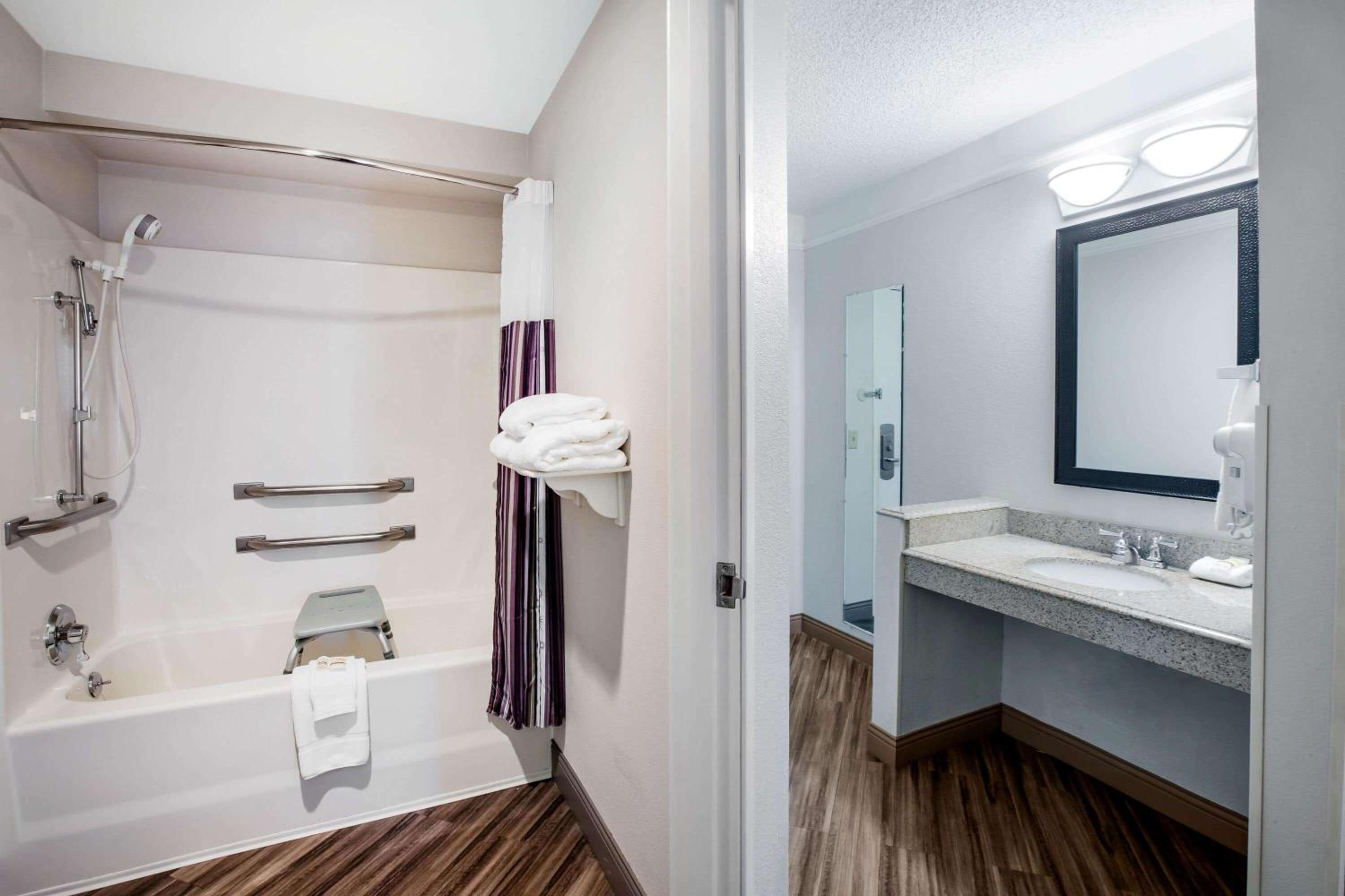 King Room with Bath Tub - Mobility Accessible/Non-Smoking - Photo 9