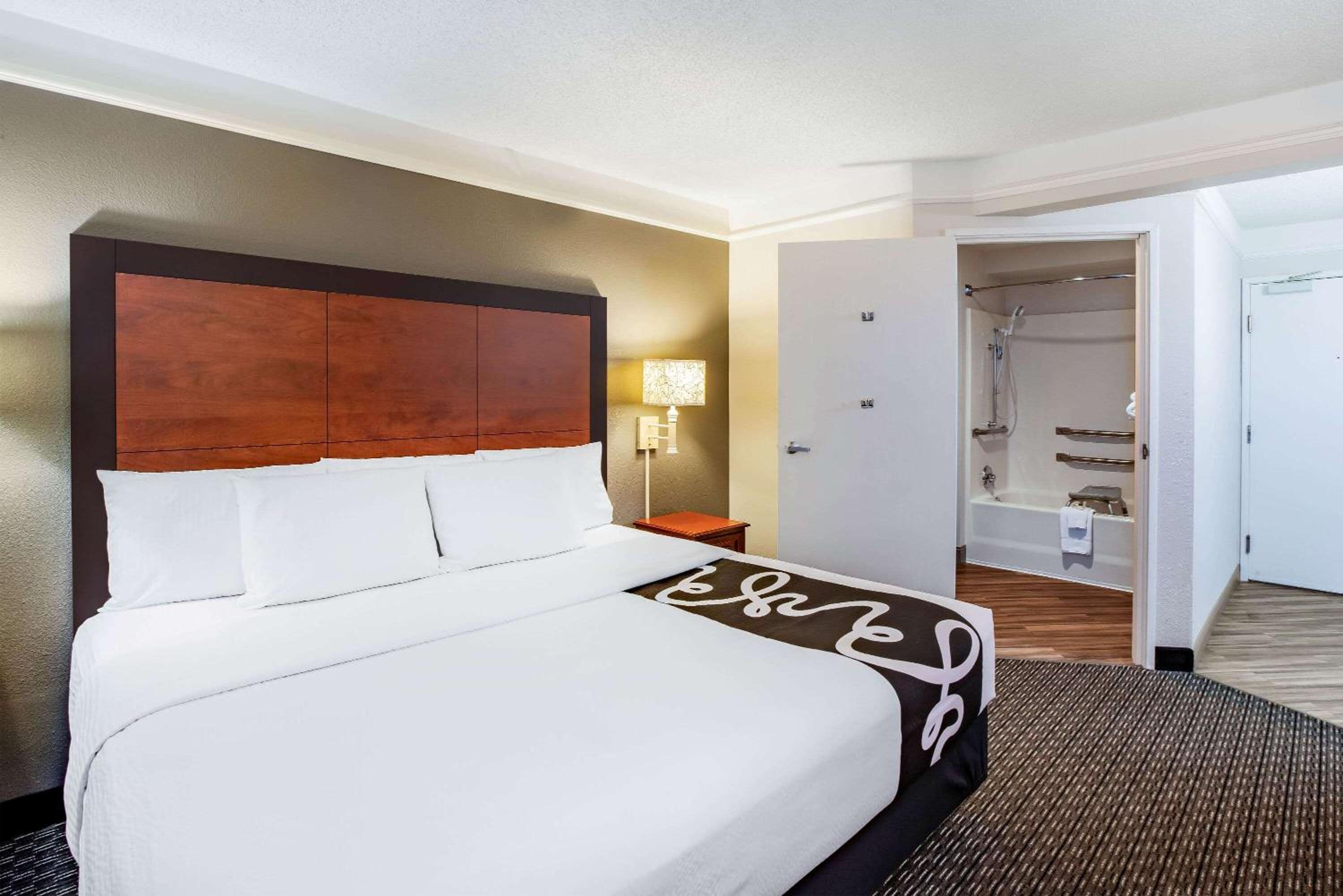 King Room with Bath Tub - Mobility Accessible/Non-Smoking - Photo 1