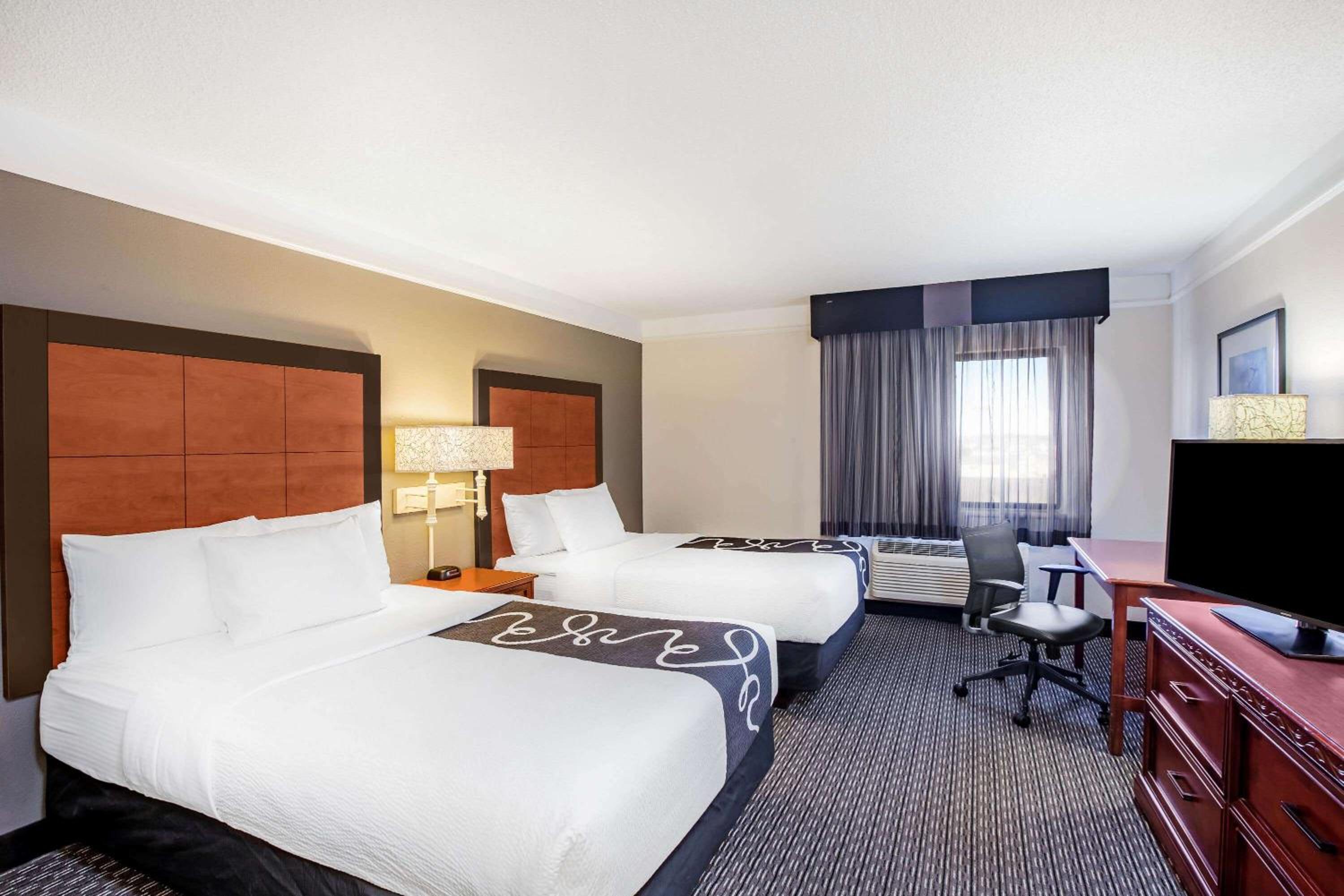 Deluxe Double Room with Two Double Beds - Photo 7