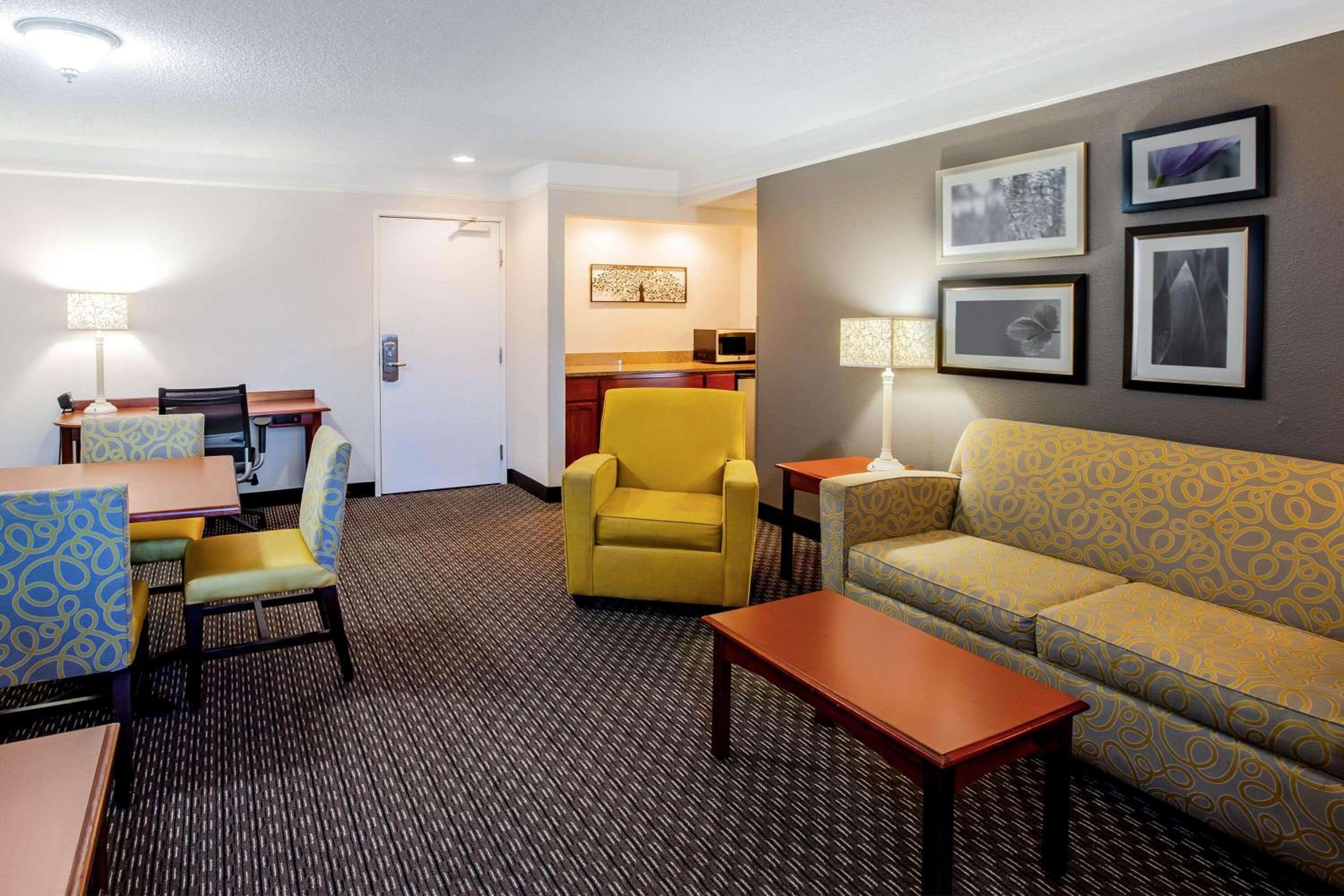 Family King Suite - Non-Smoking - Photo 2