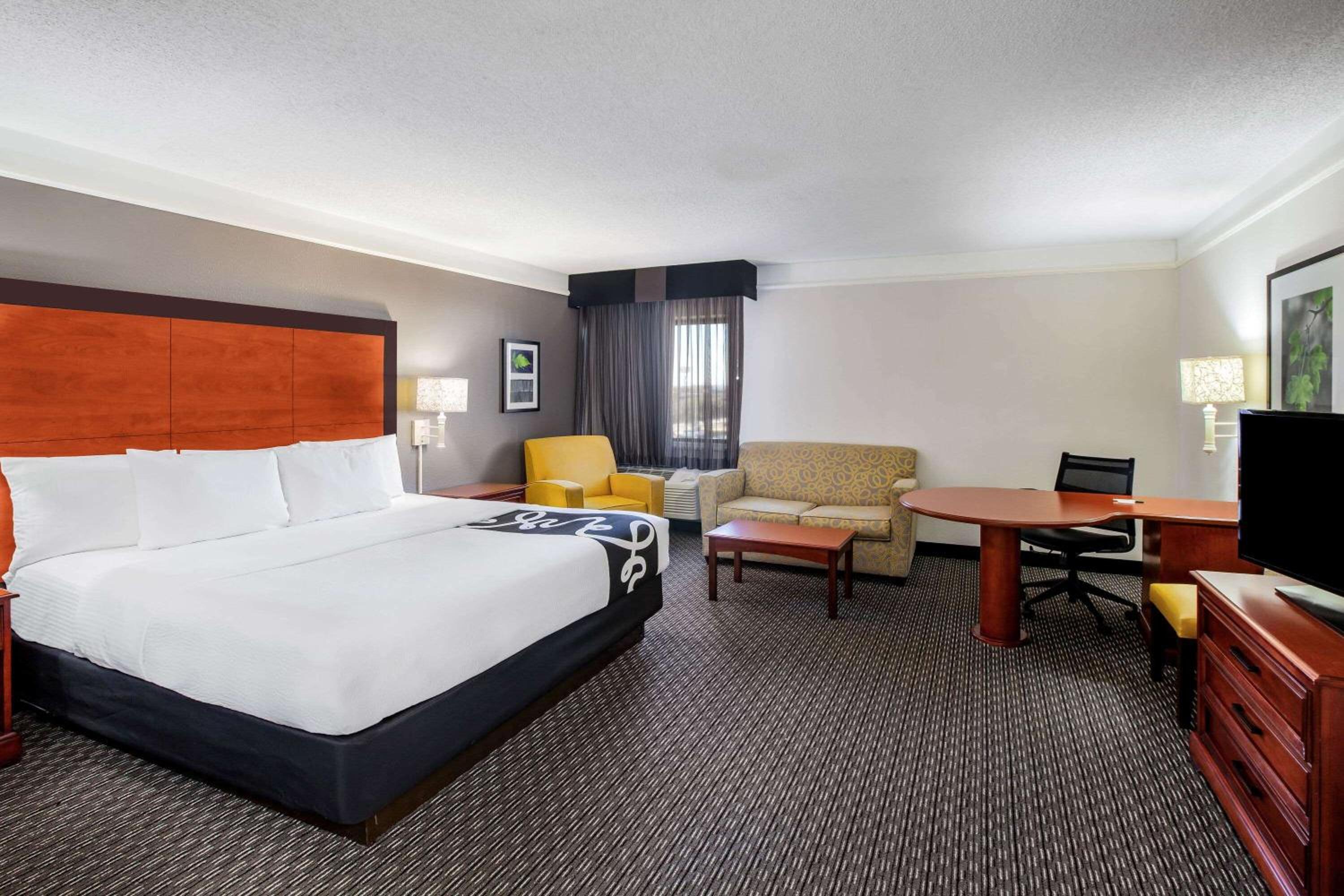 King Suite with Sofa Bed - Non-Smoking - Photo 5