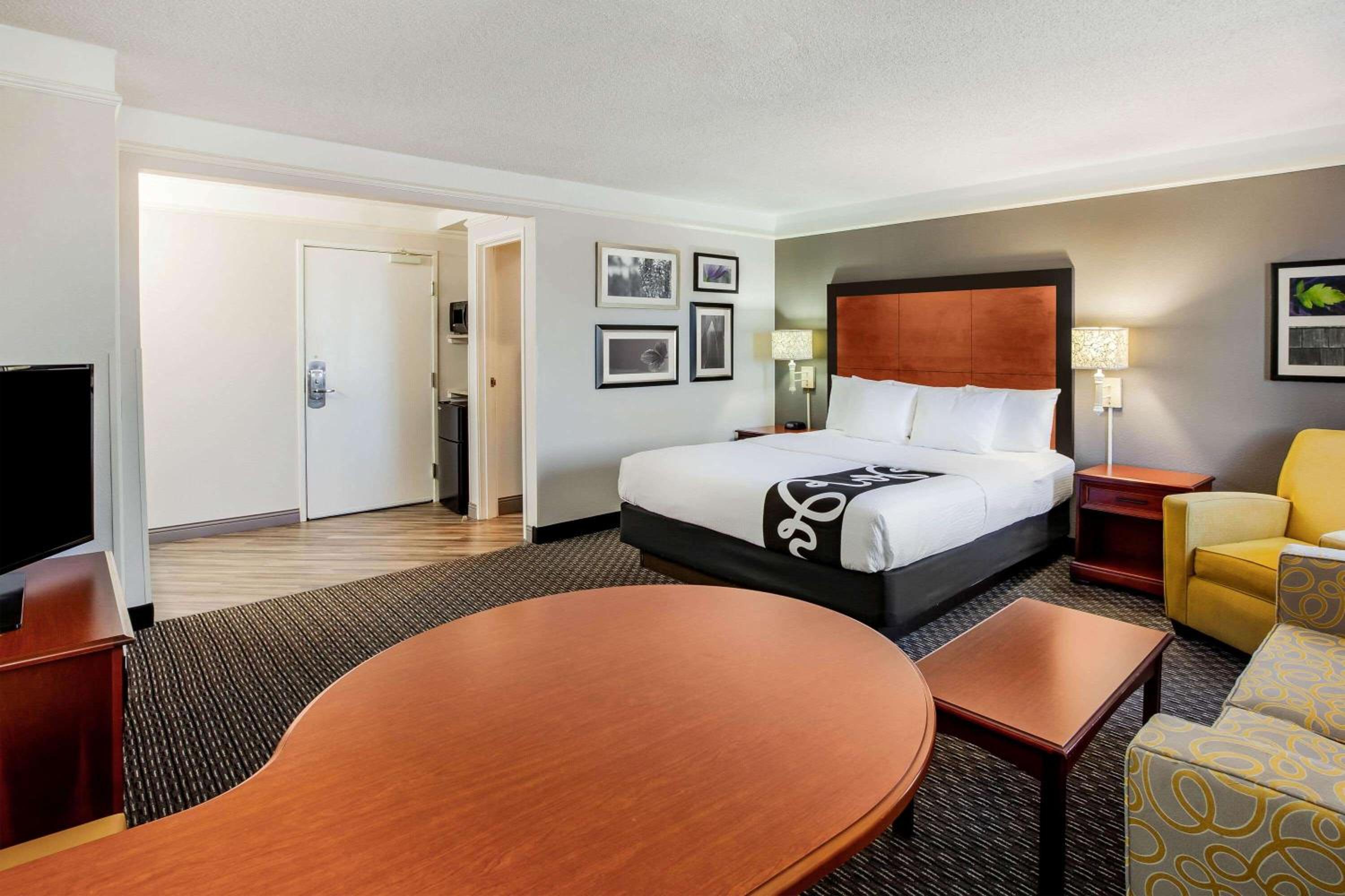 King Suite with Sofa Bed - Non-Smoking - Photo 6
