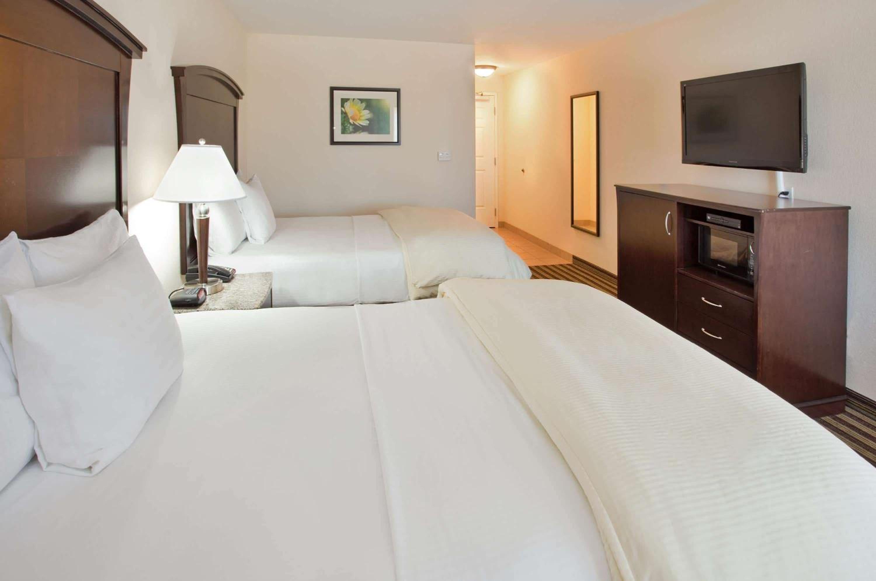 Queen Room with Two Queen Beds - Photo 1