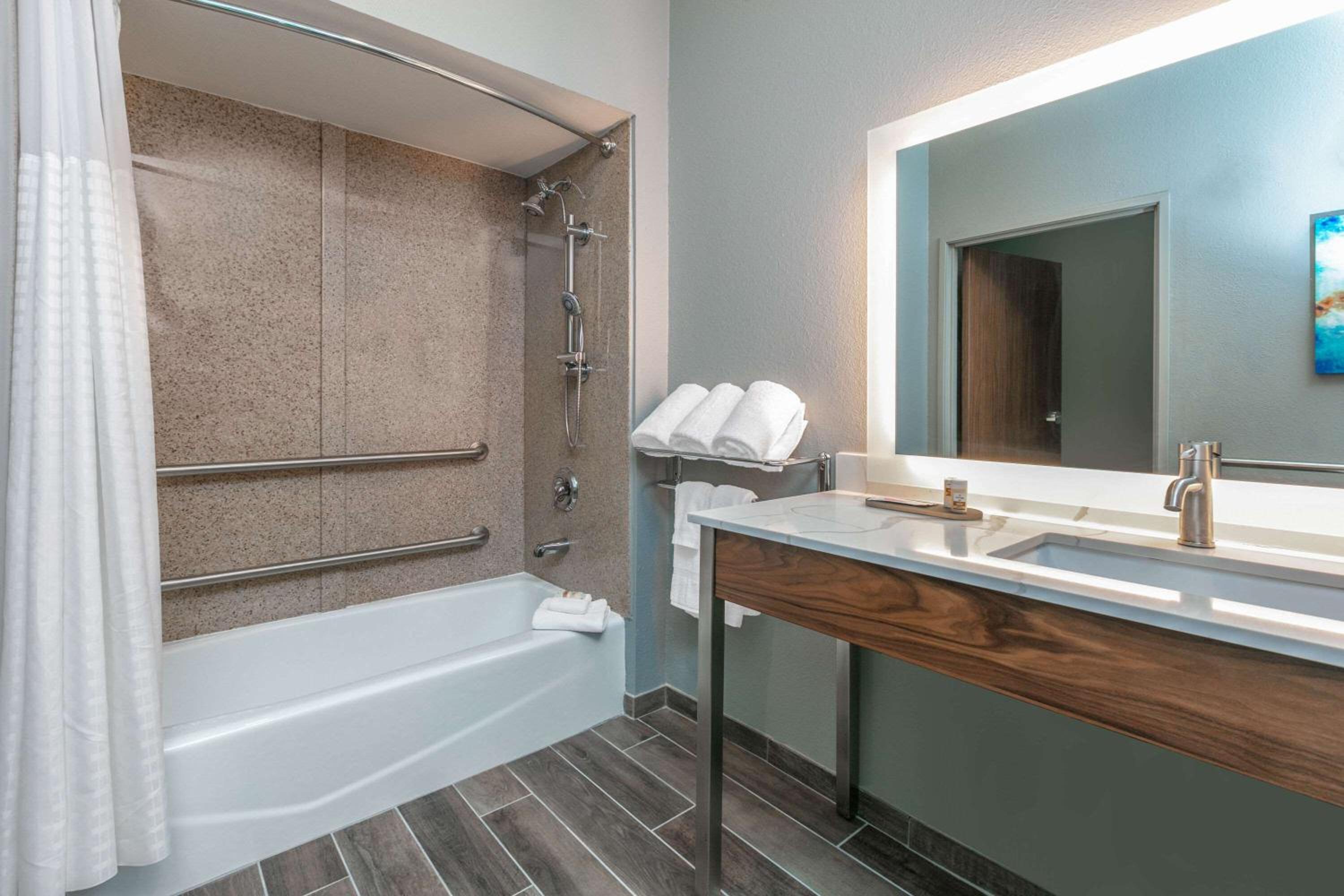 Deluxe King Room with Hearing Impaired Access - Non-Smoking - Photo 8