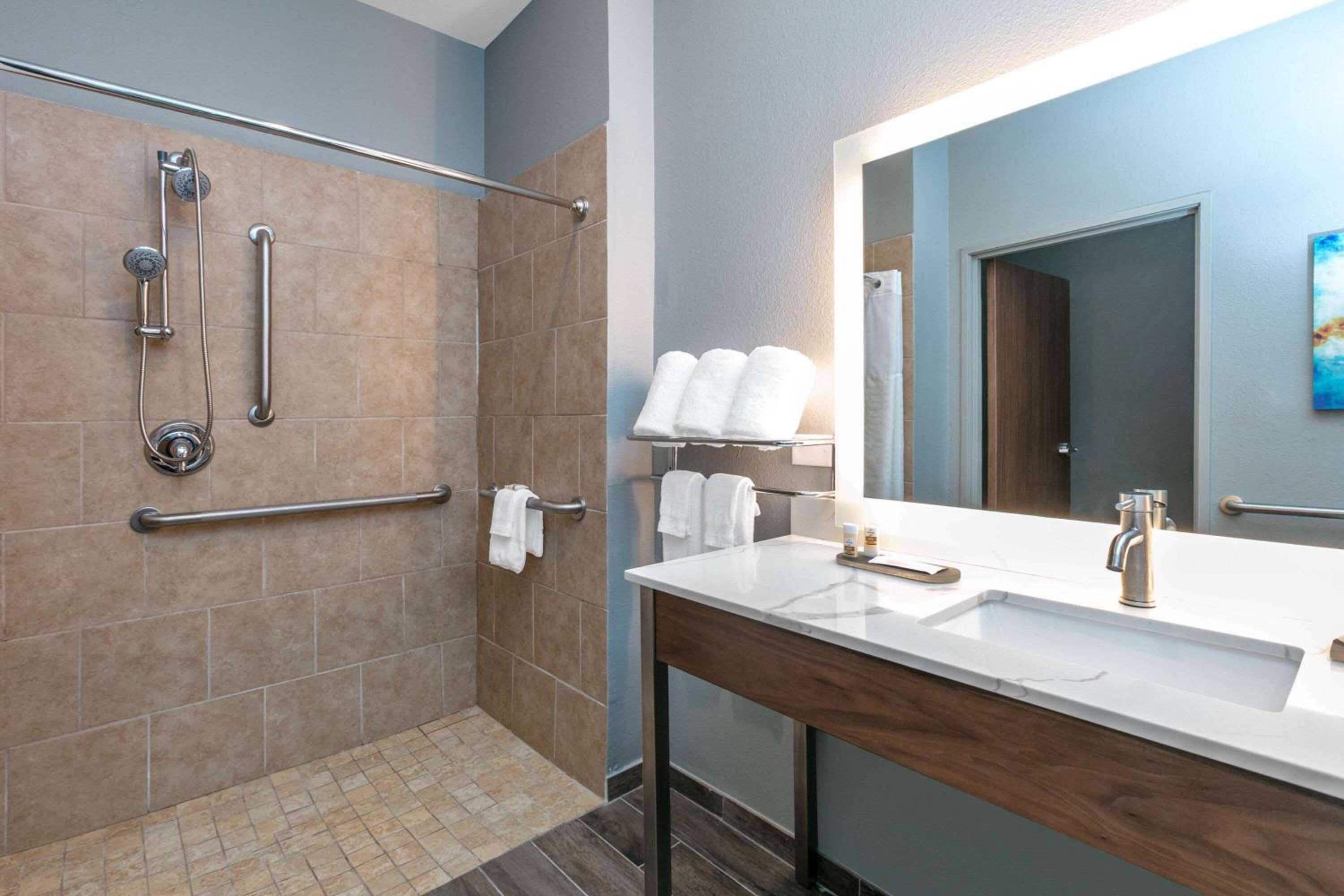 Queen Room with Two Queen Beds and Mobility/Hearing Access - Non-Smoking - Photo 3