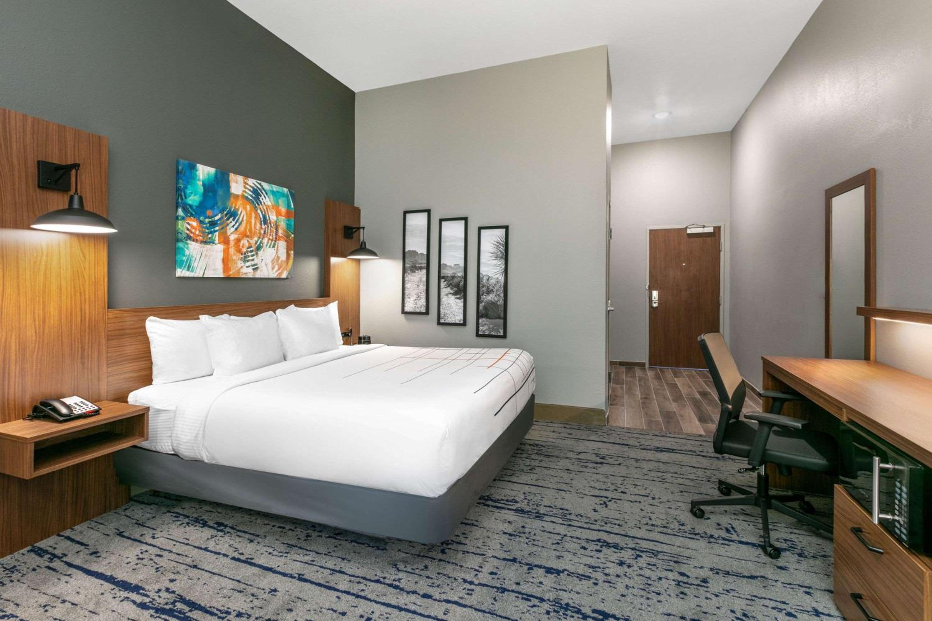 King Room - Non-Smoking - Photo 1