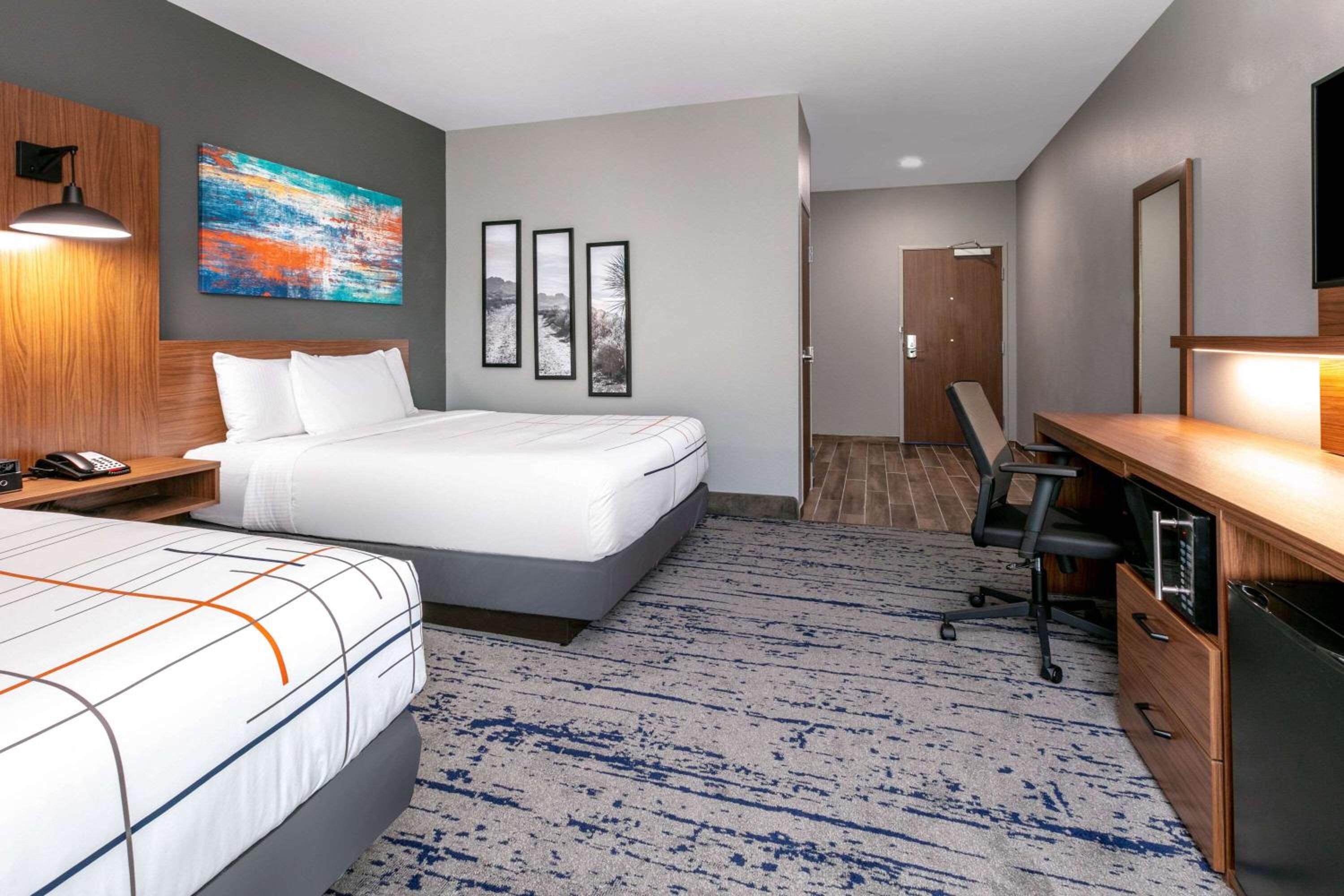 Queen Room with Two Queen Beds - Non-Smoking - Photo 5