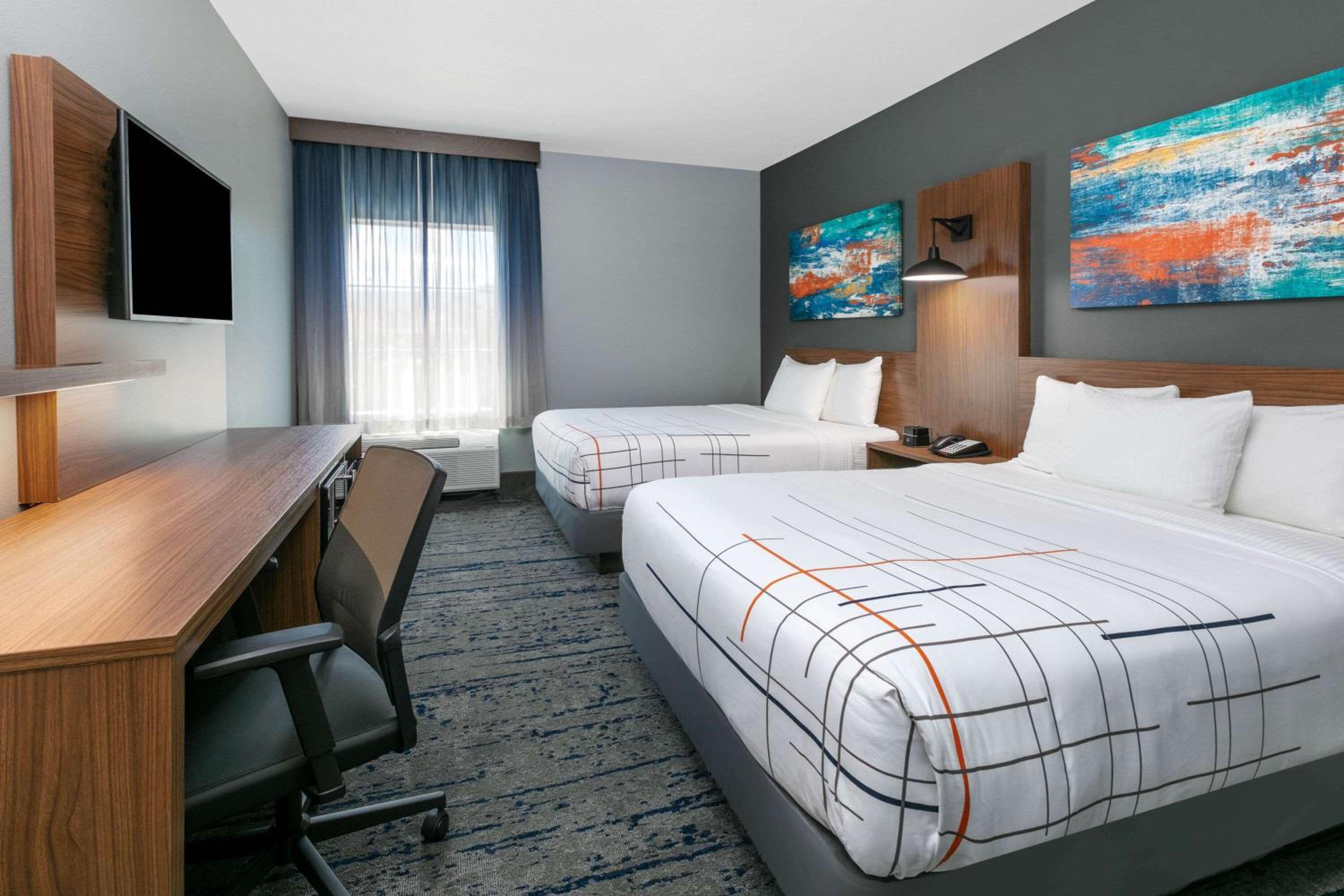 Queen Room with Two Queen Beds - Non-Smoking - Photo 4