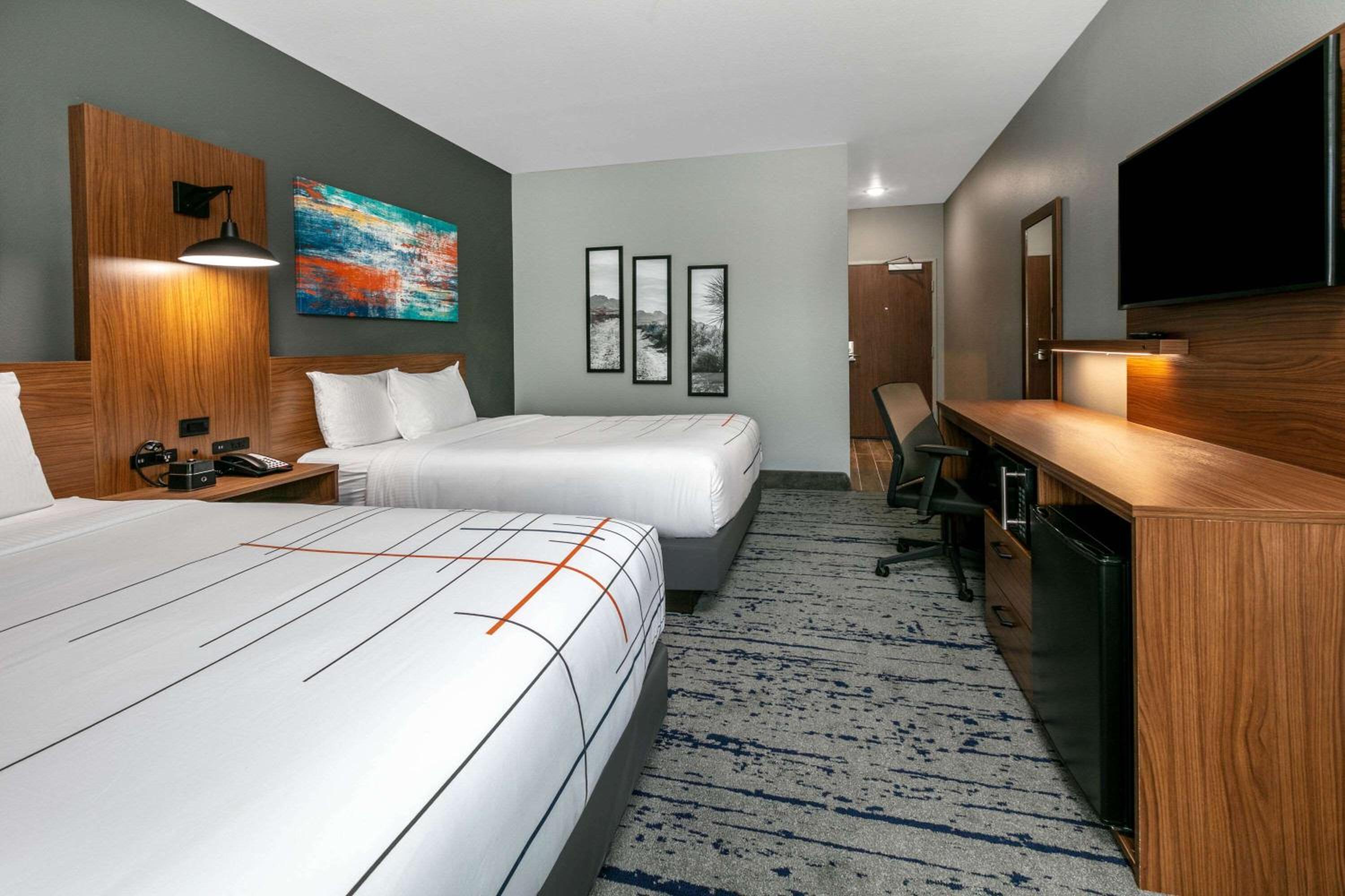 Queen Room with Two Queen Beds - Non-Smoking - Photo 3