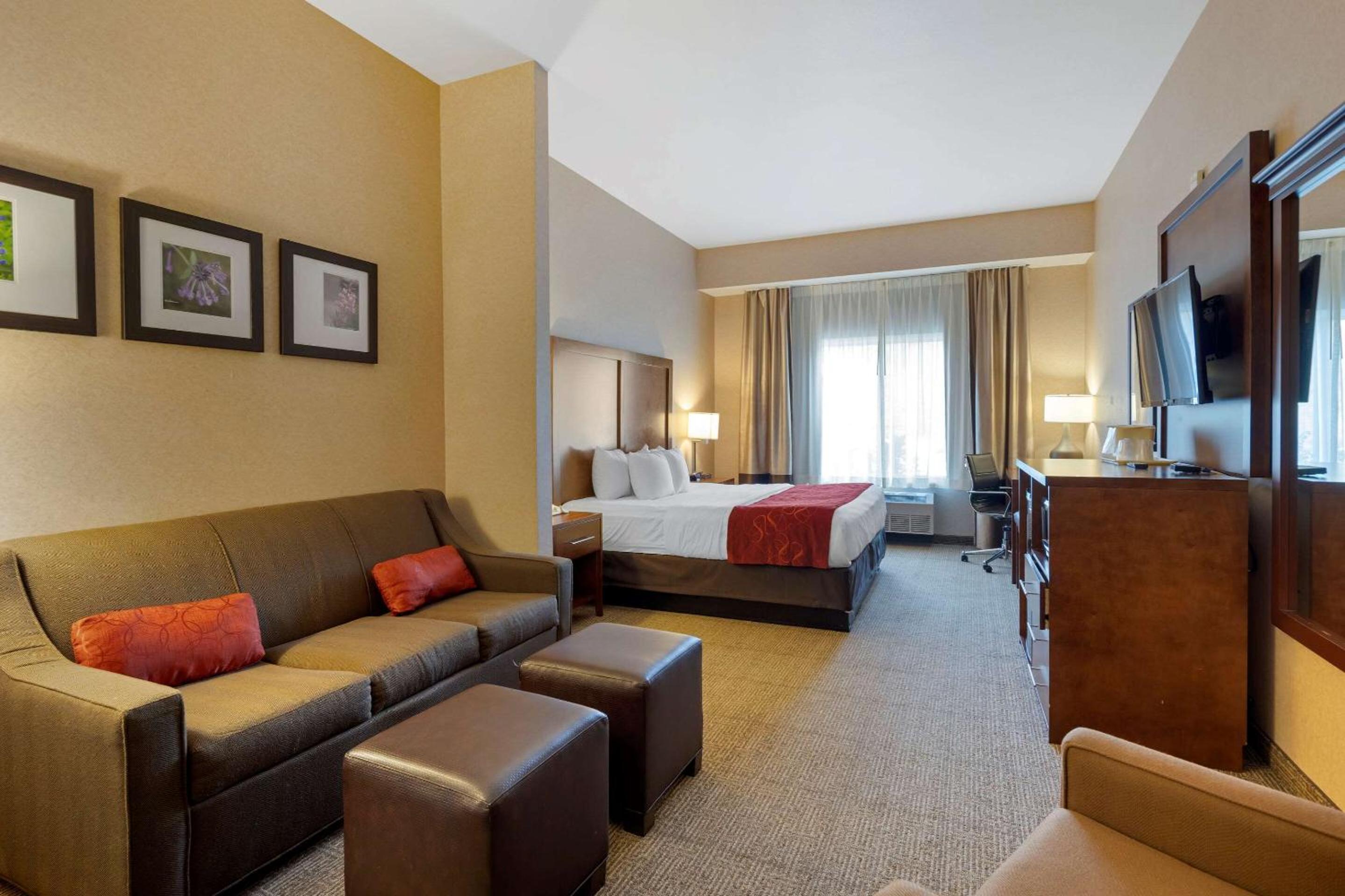 King Suite - Accessible/Non-Smoking - Photo 1