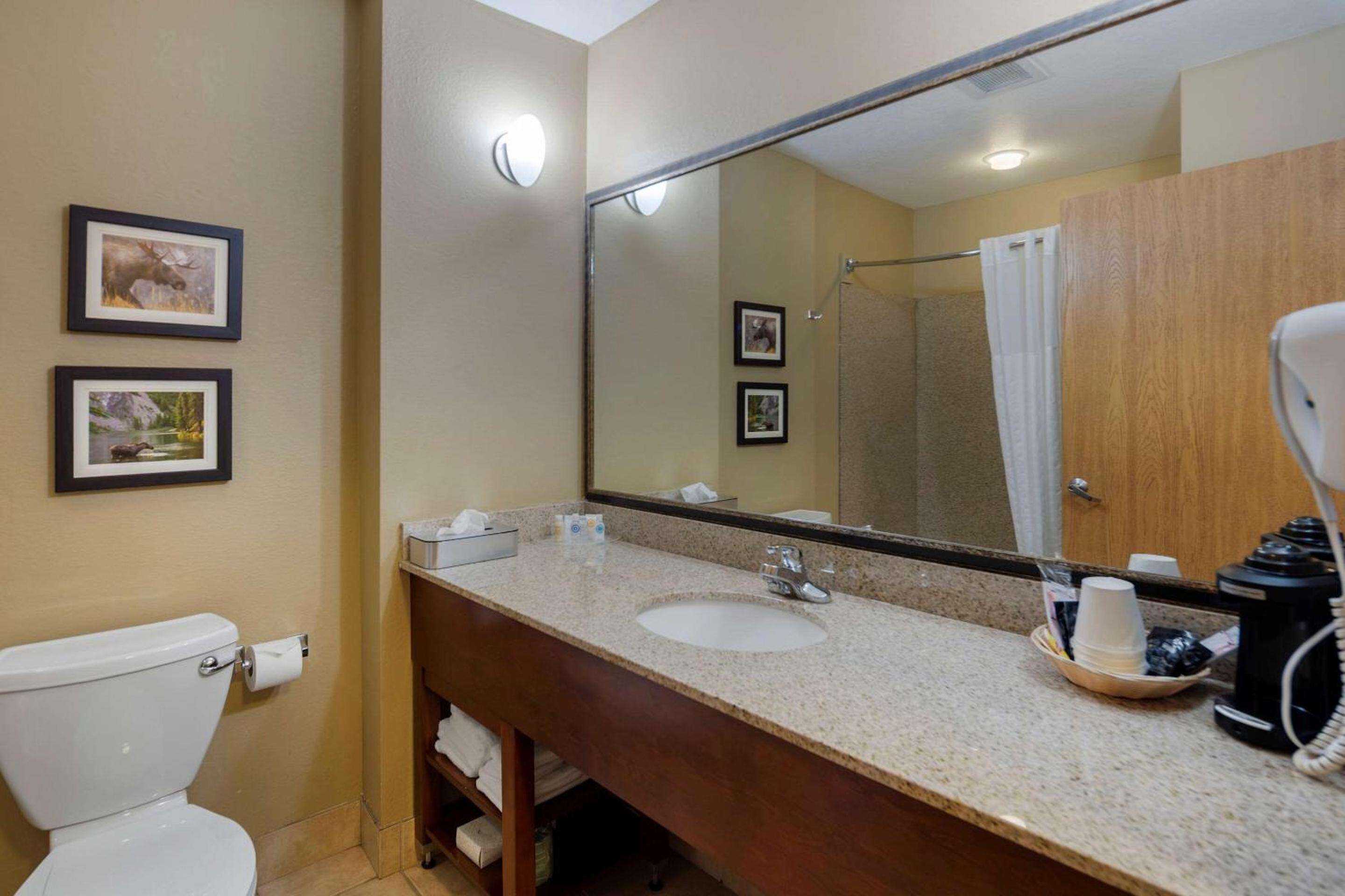 Queen Suite with 2 Queen Beds - Non-Smoking - Photo 3