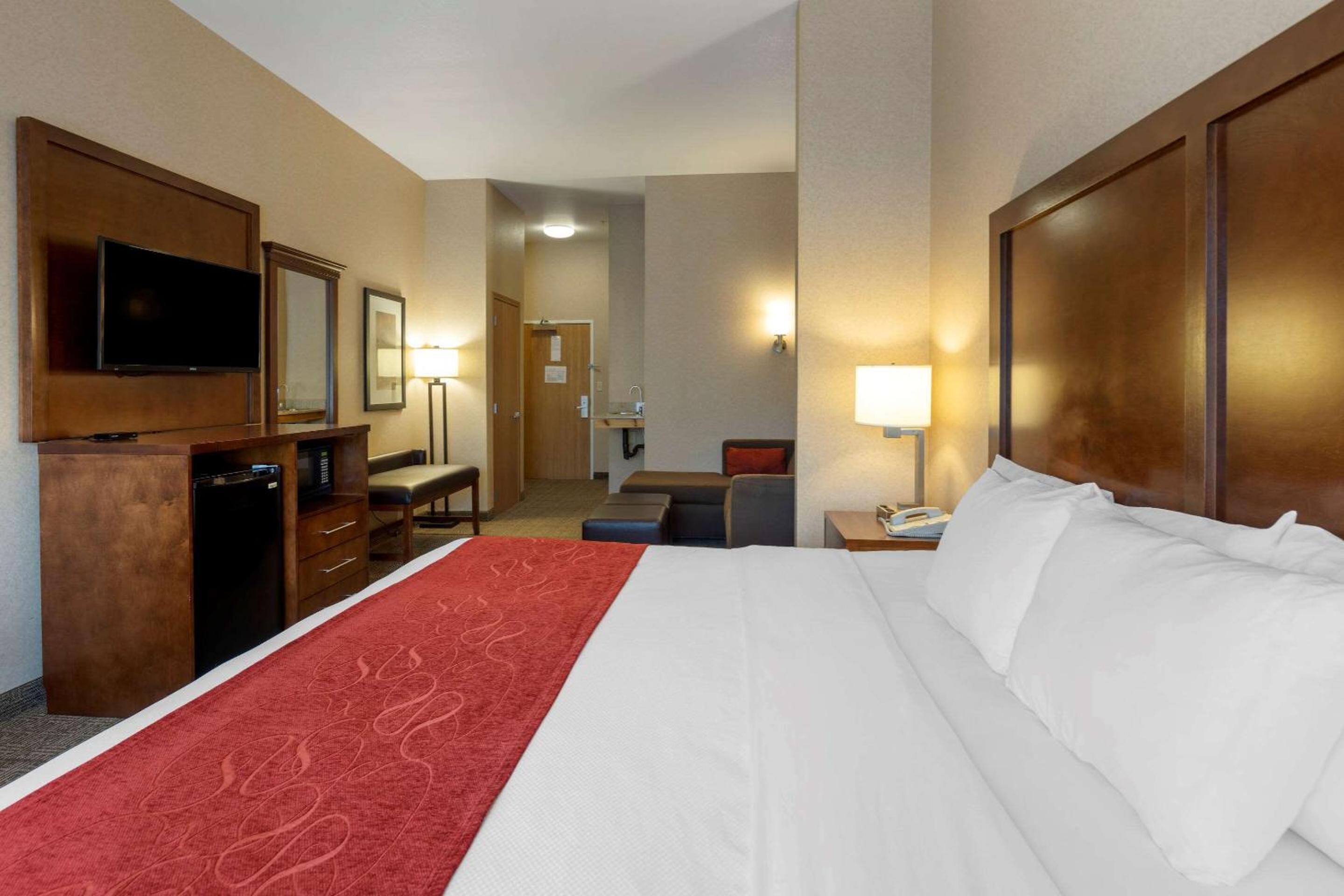 King Suite - Non-Smoking - Photo 3