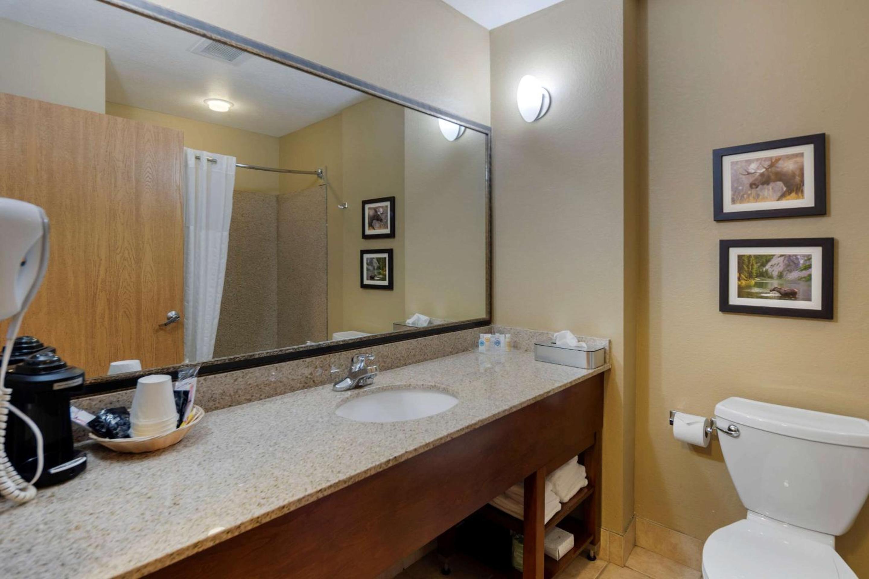 Queen Suite with 2 Queen Beds - Non-Smoking - Photo 4