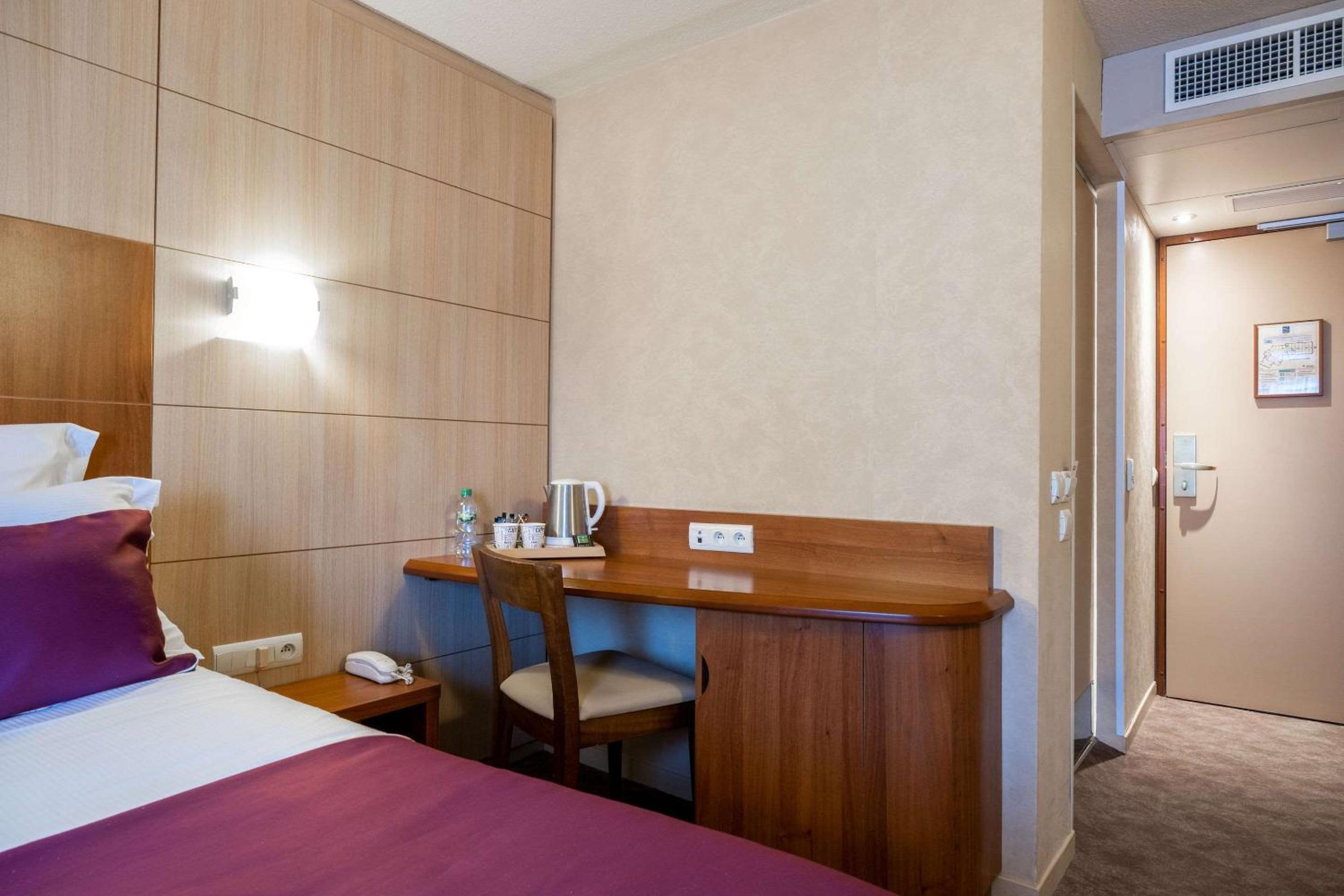 Standard Double Room - Disability Access/Non-Smoking - Photo 2