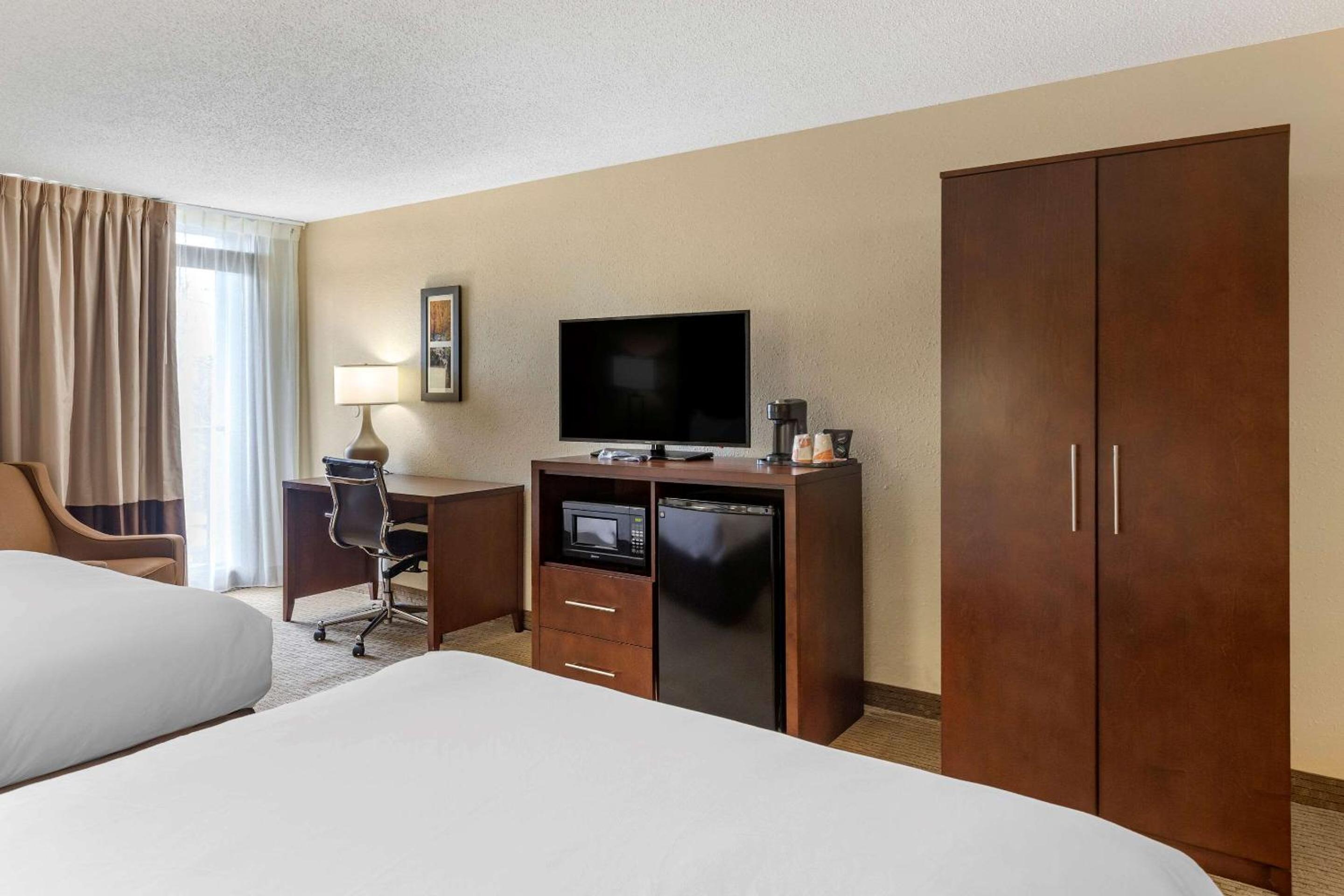 Double Room with Two Double Beds - Accessible/Non-Smoking photo 1