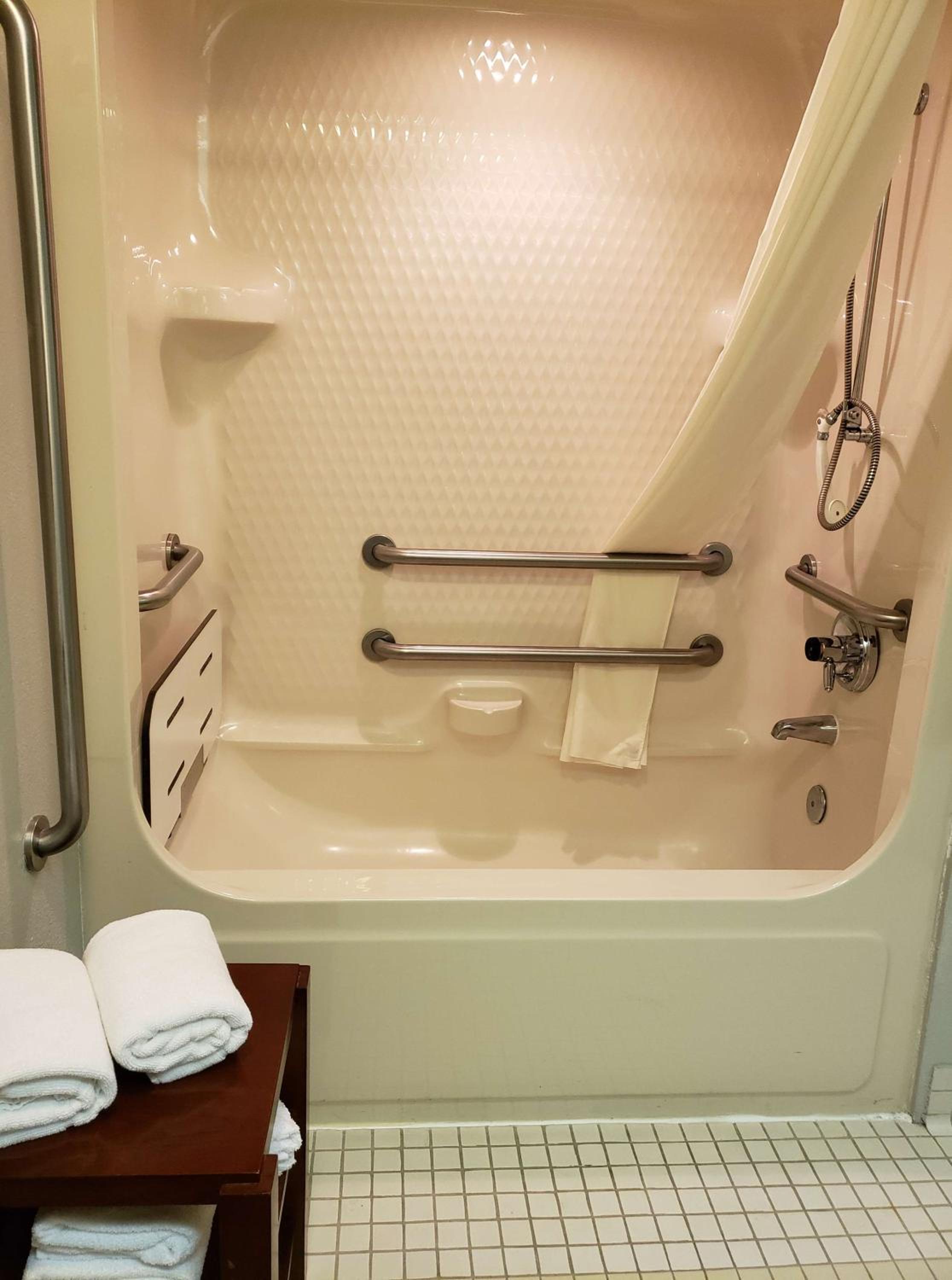 King Room With Bath Tub - Disability Access - Photo 10