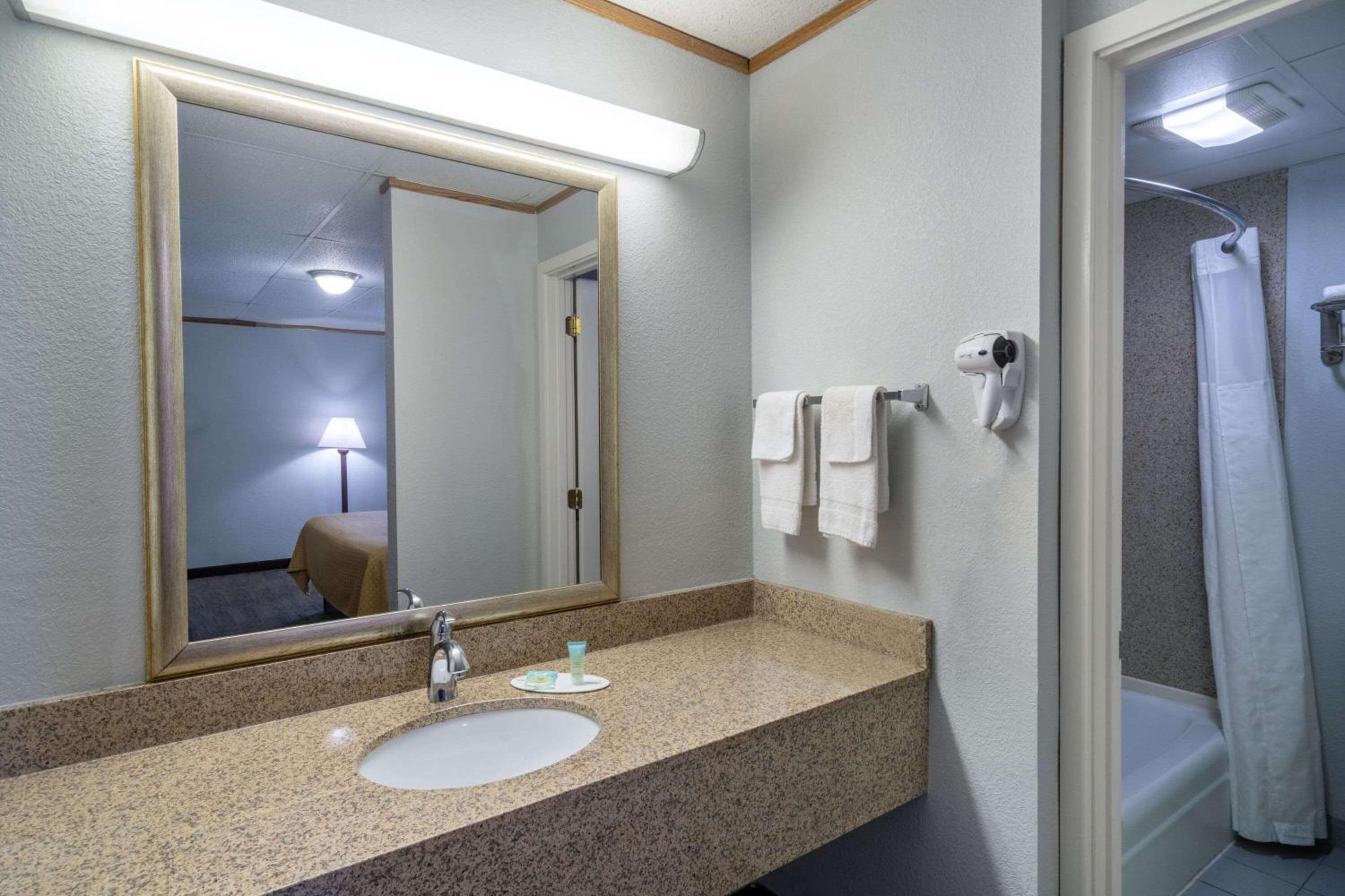Deluxe King Jacuzzi Room - Non-Smoking photo 3
