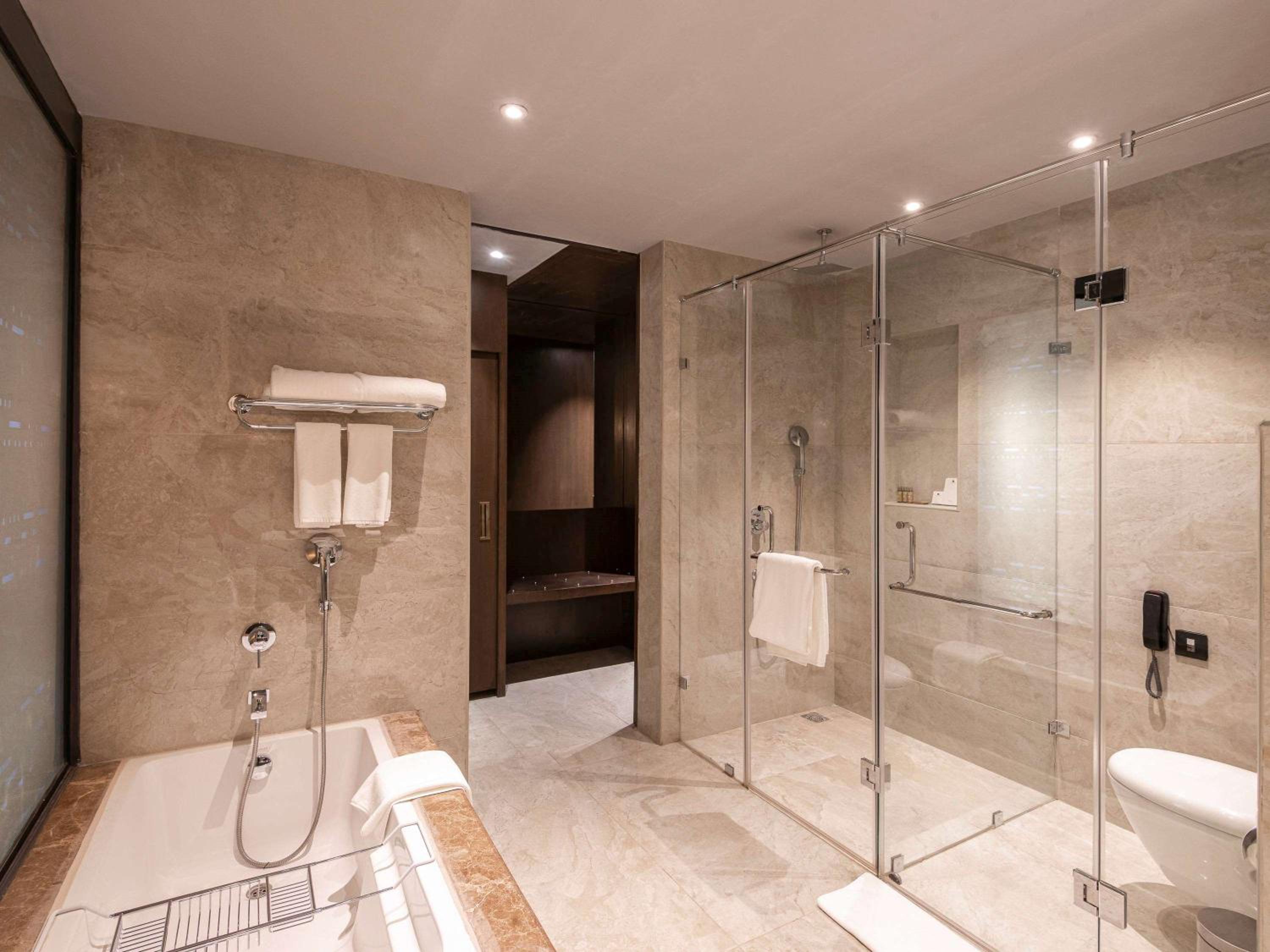 One-Bedroom Superior Suite with Private Terrace, Kitchenette,Executive Lounge Access,with 25% Discount on F&B, Spa and Laundry - Photo 8