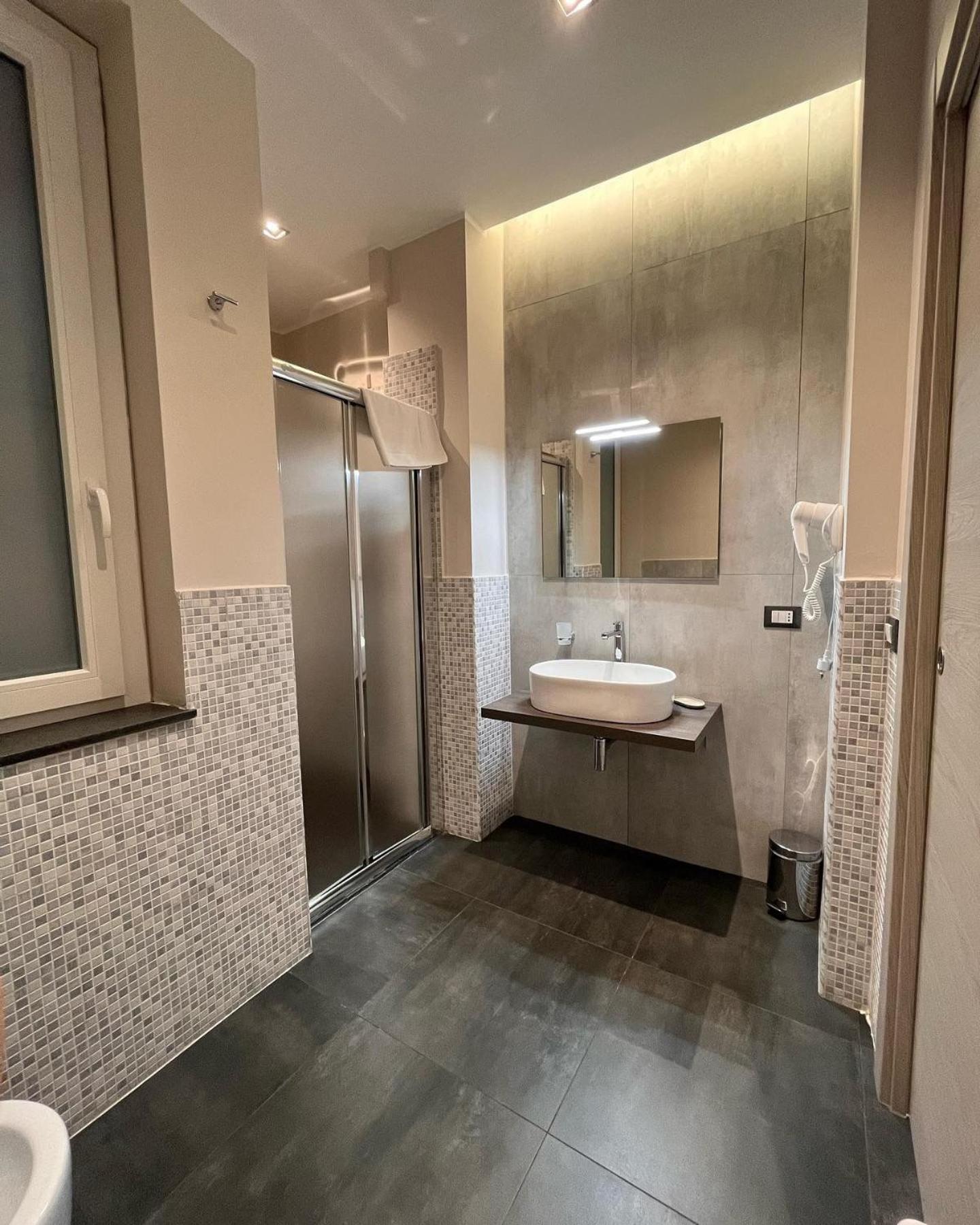 Deluxe Double or Twin Room with Sea View - Photo 10