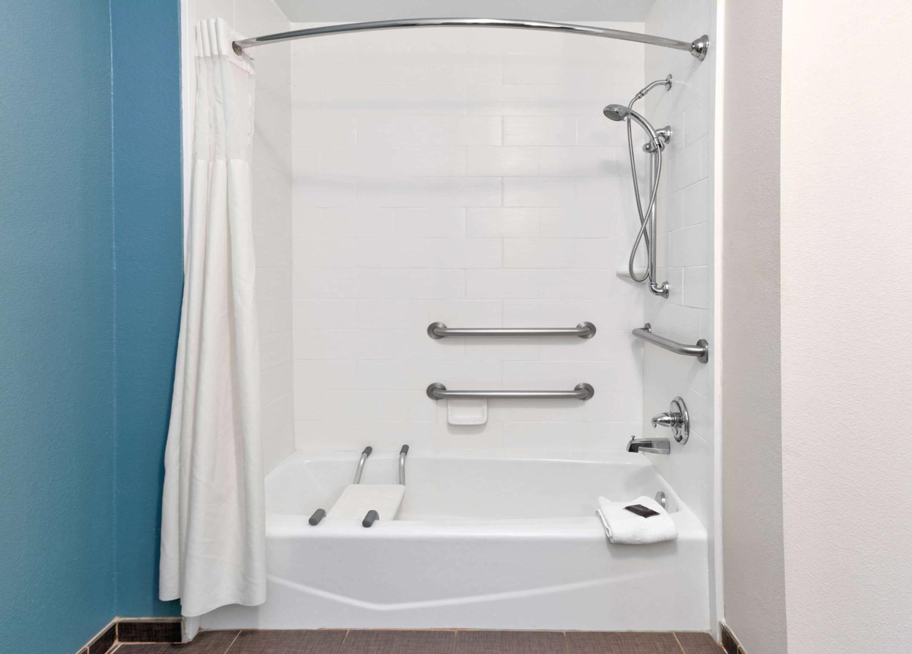 King Room with Bath Tub - Mobility Accessible/Non-Smoking