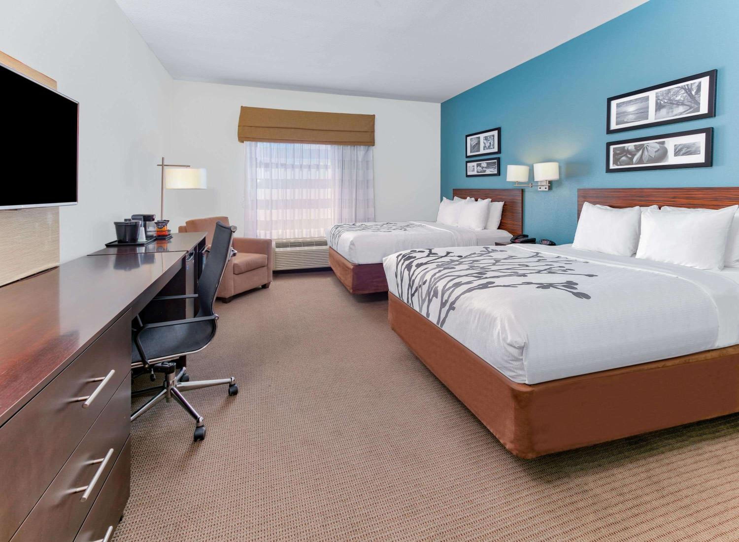 Queen Room with Two Queen Beds - Non-Smoking photo 3