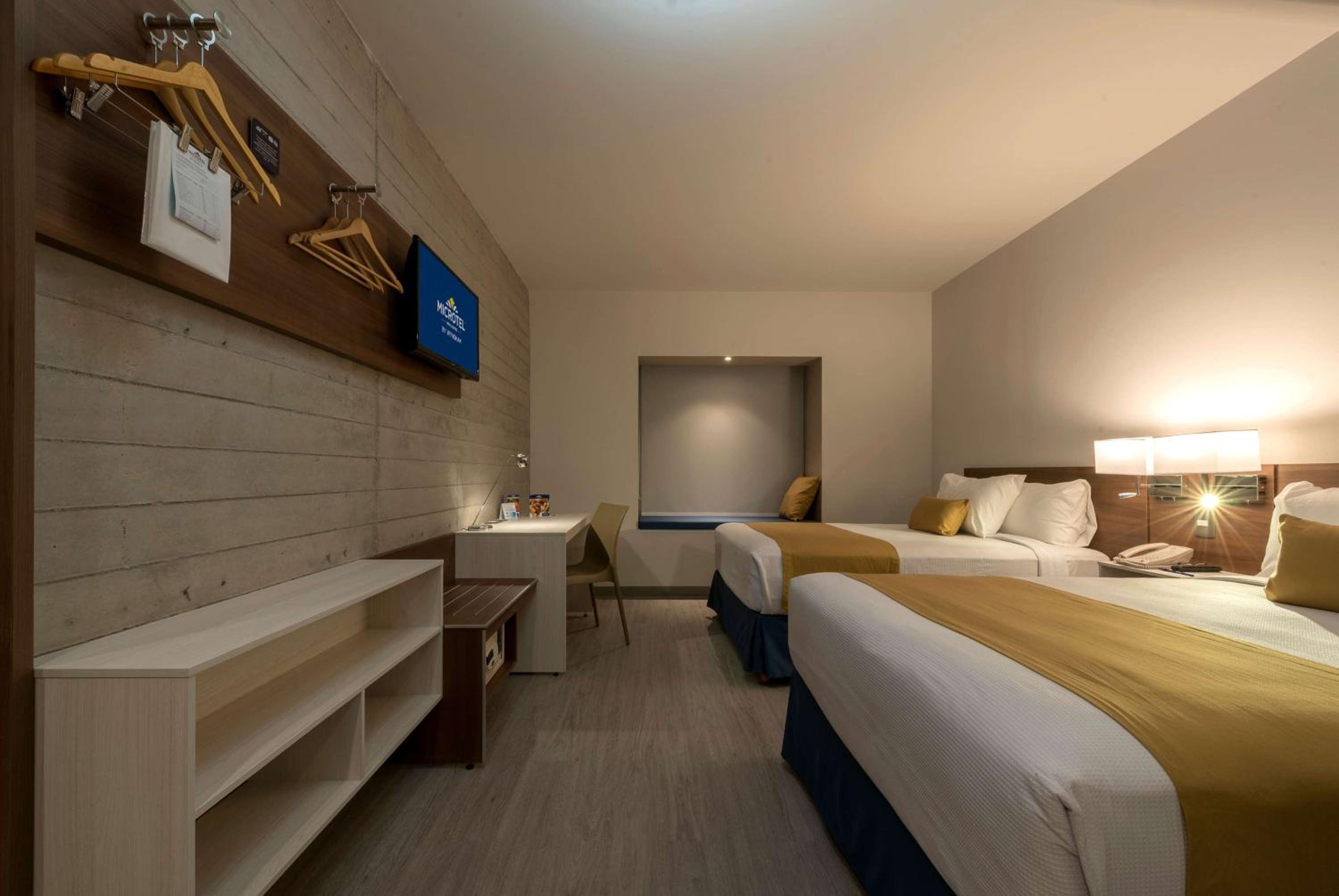 Double Room with Two Double Beds - Non-Smoking - Photo 4