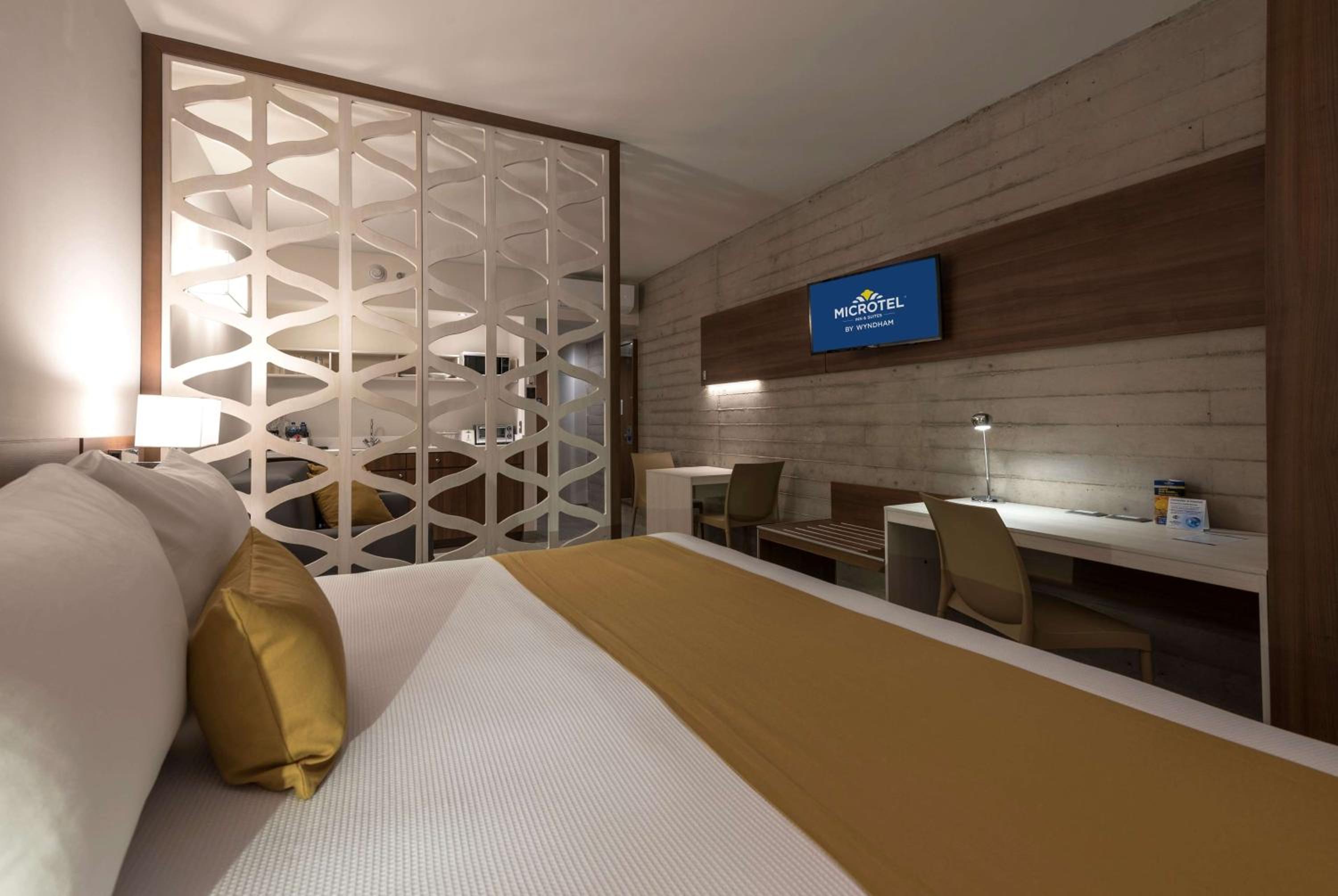 1 King Beds, Suite, Non-Smoking - Photo 2