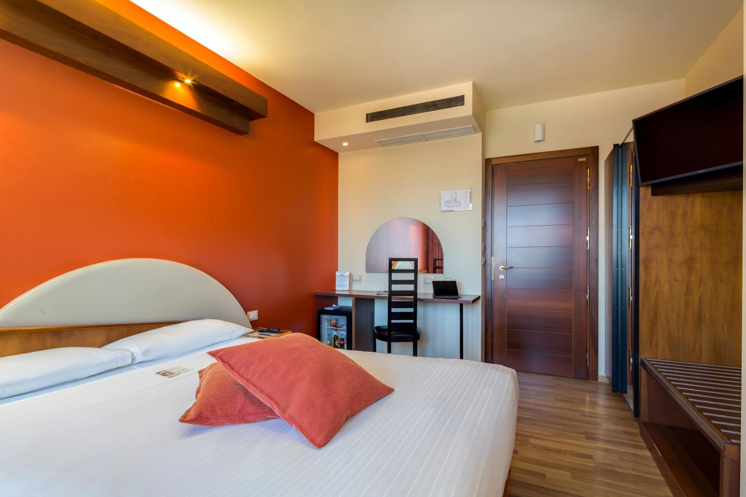 Deluxe Queen Room - Non-Smoking - Photo 1