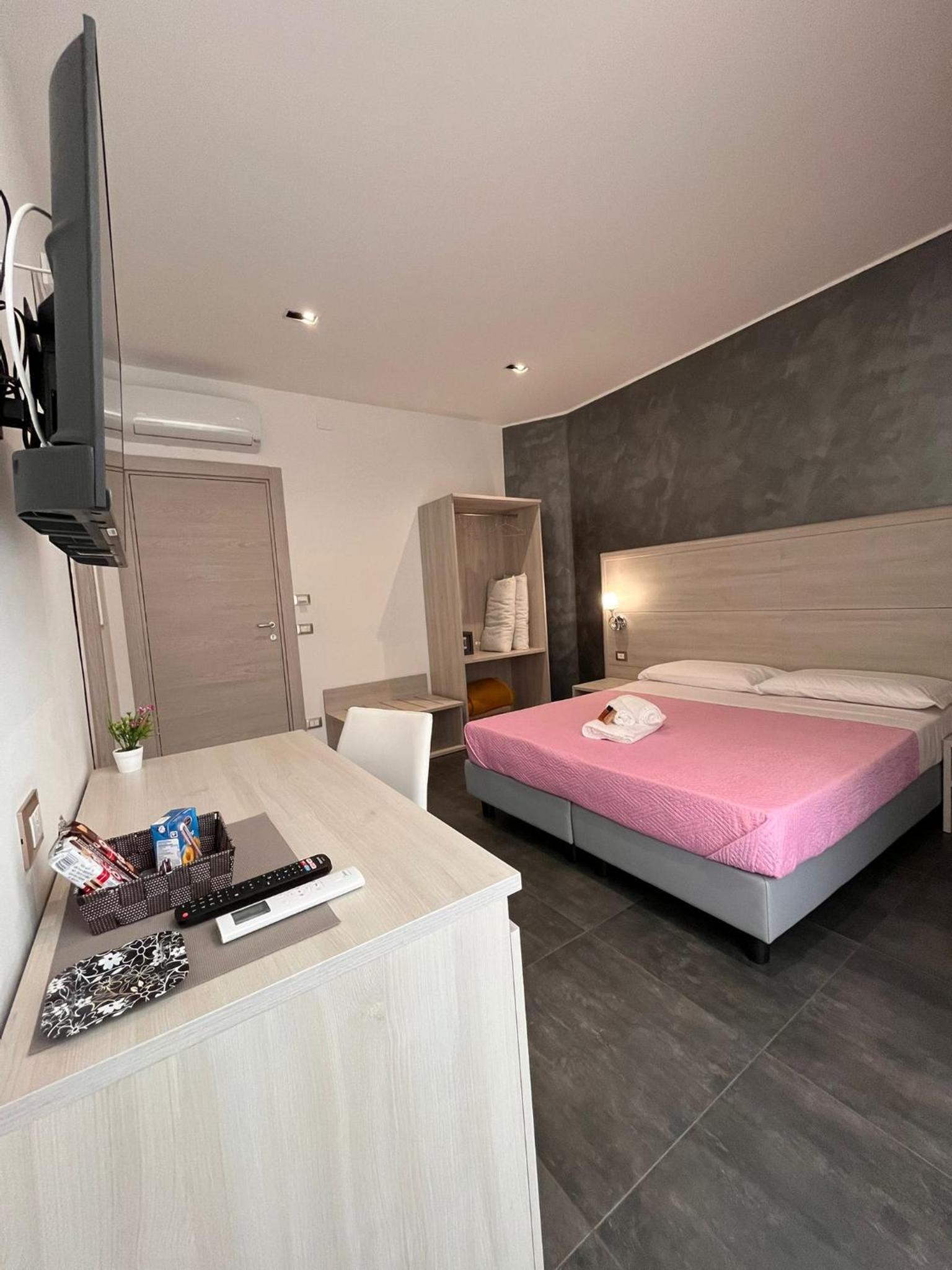 Standard Double or Twin Room with Balcony - Photo 27