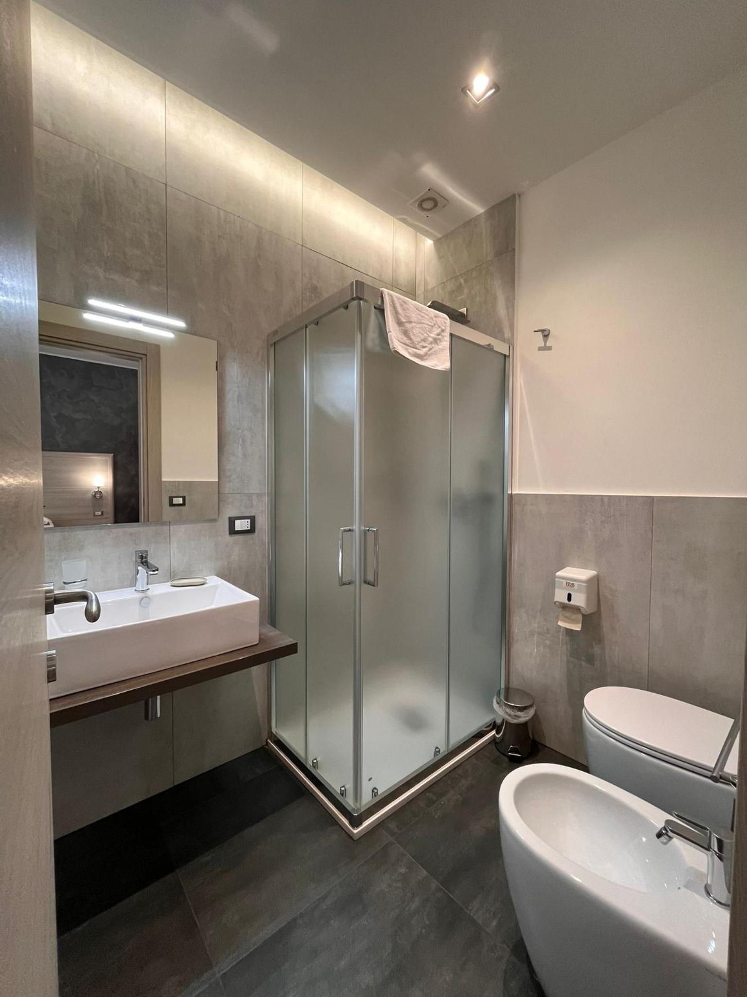 Standard Double or Twin Room with Balcony - Photo 25